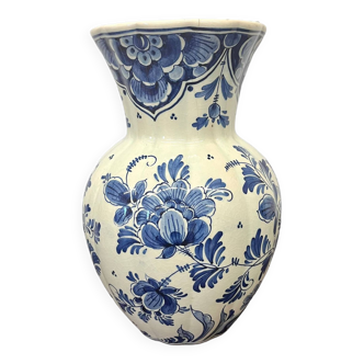 Vase with floral decorations and peacock-delft