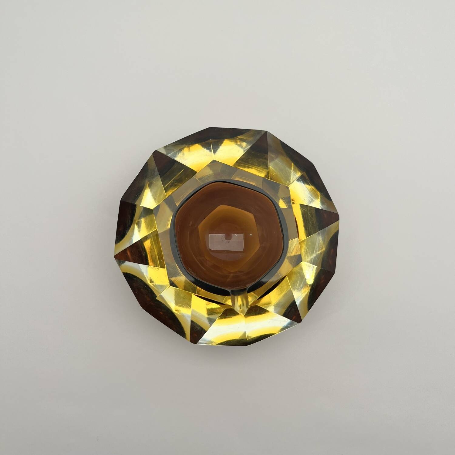 Cendrier en verre à facettes attribué à Seguso, Murano, Italie, années 1970