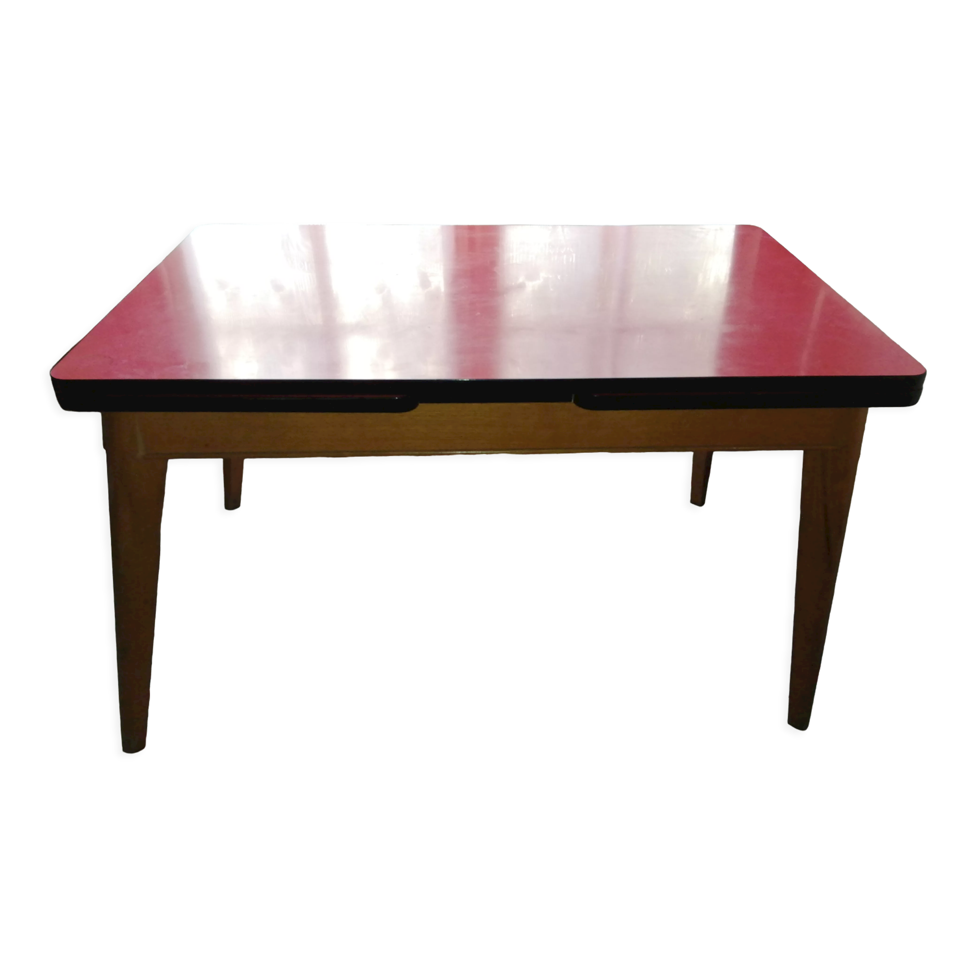 Table en formica rouge en tbe
