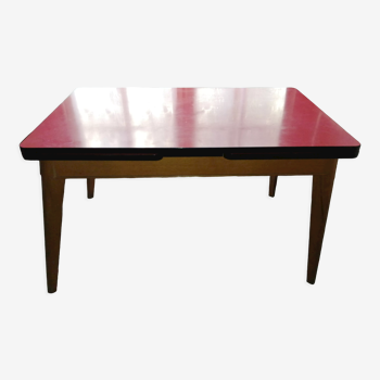 Table en formica rouge en tbe