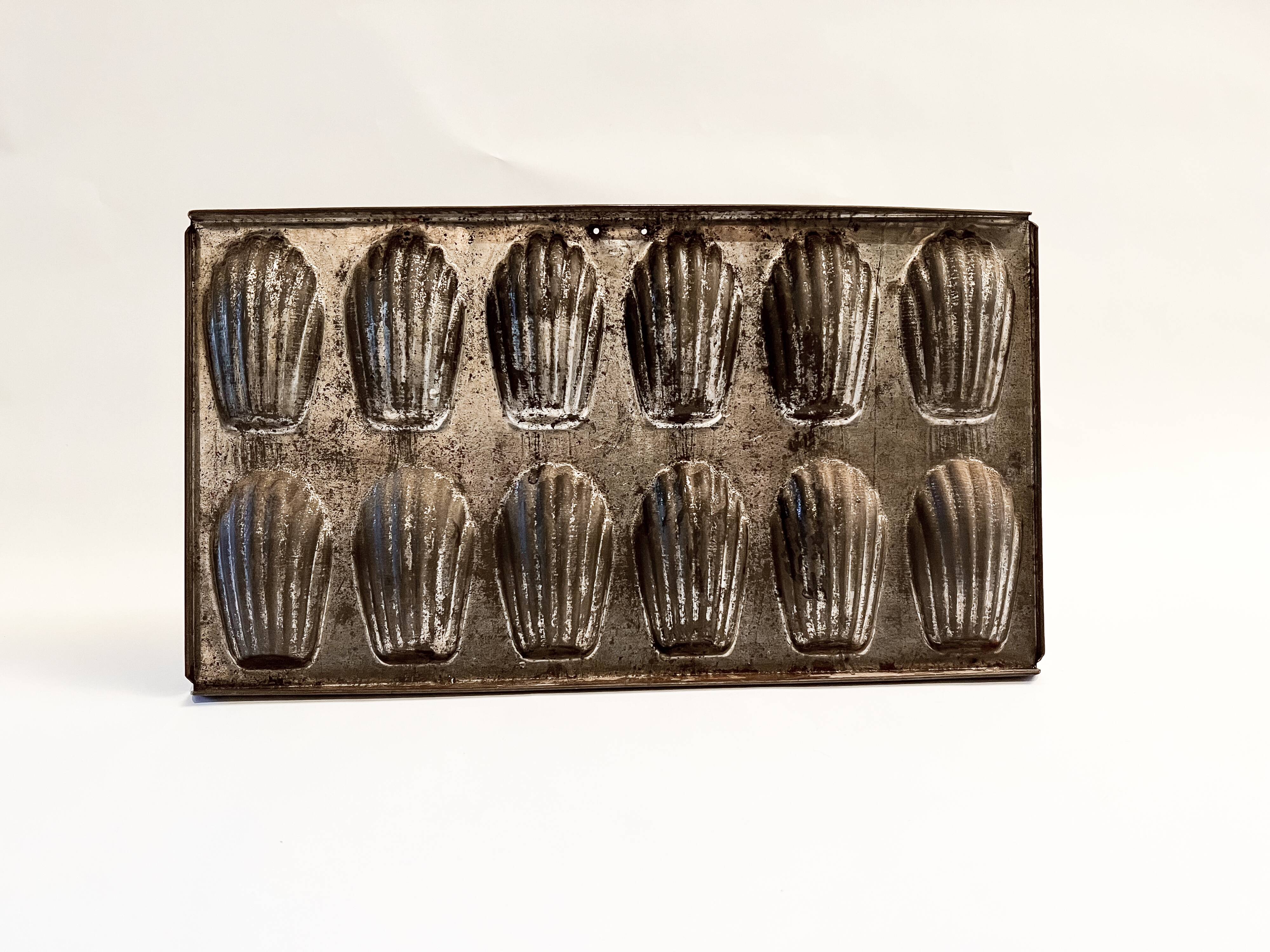 Old decorative madeleines dish