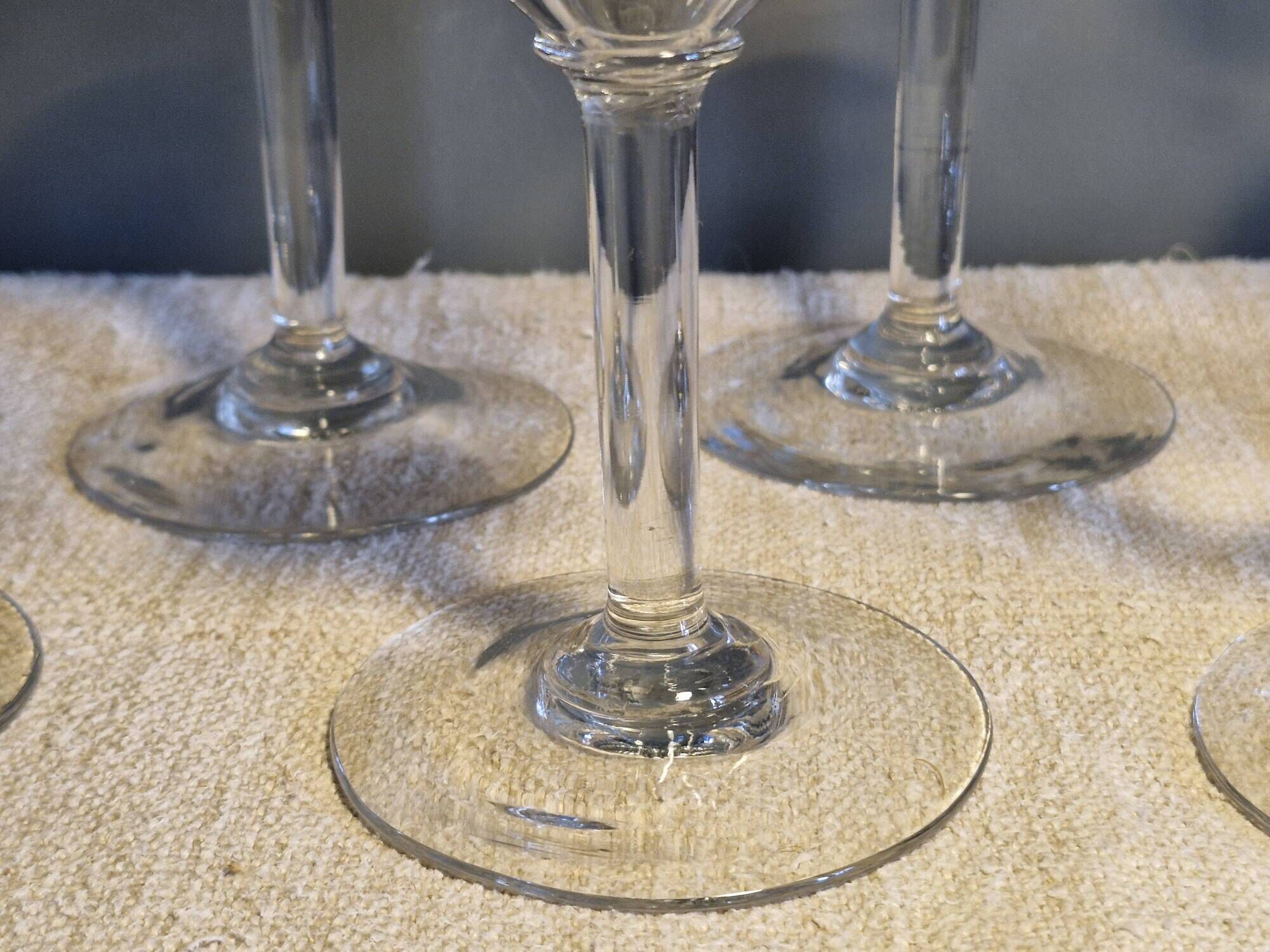 12 glasses - 6 water - 6 wine - Small carved decoration - Period 1900