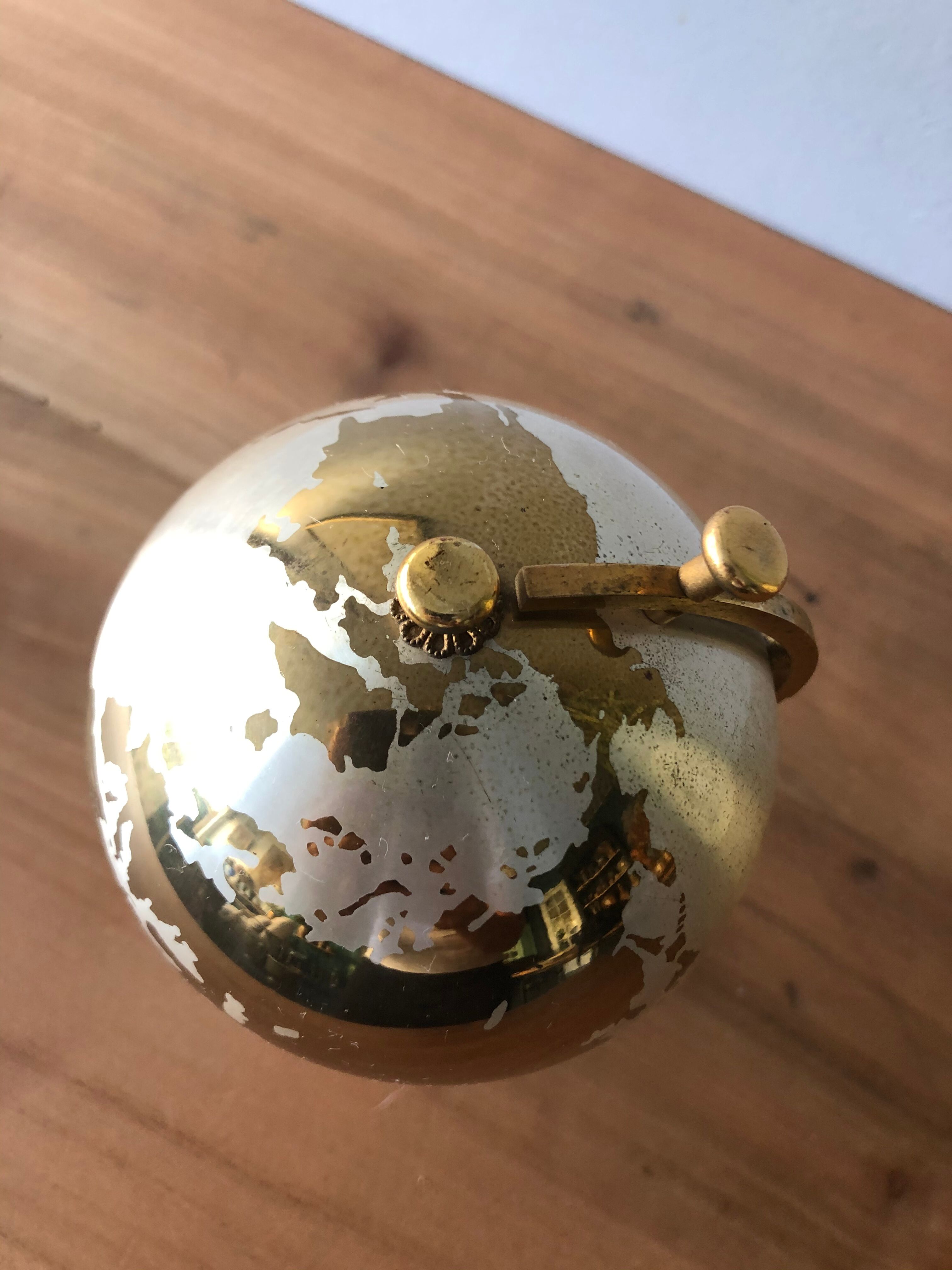 World mappe, globe cigarette distributor