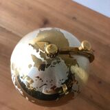 World mappe, globe cigarette distributor