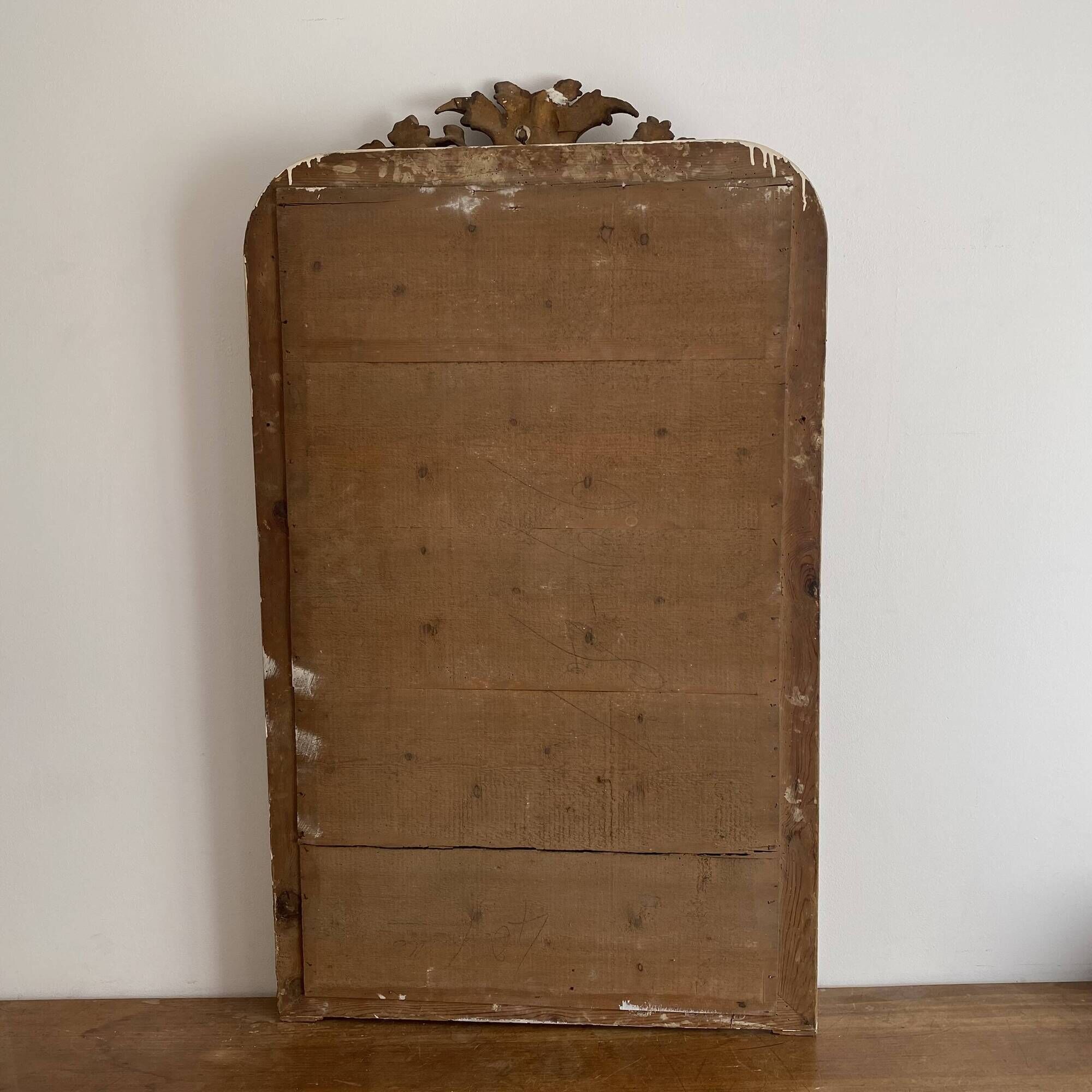 Golden mirror from the late 19th century with a decorated pediment. 130x74.