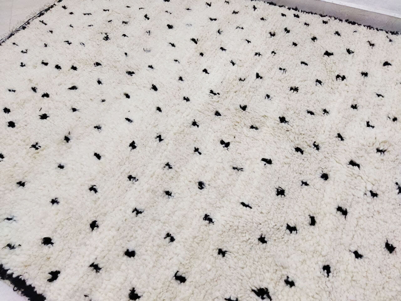 Tapis berbère a pois  224 x 155 cm
