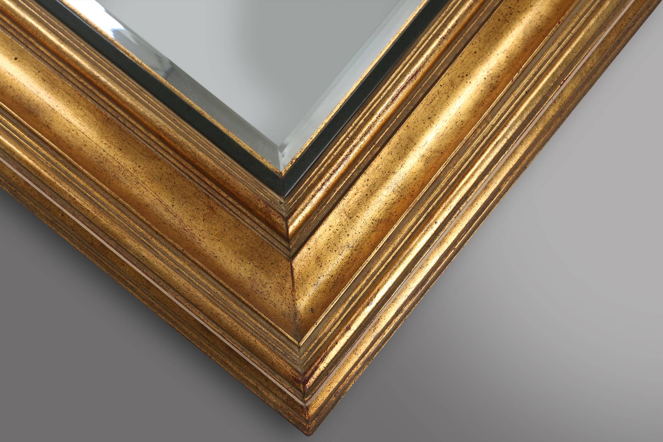 Timeless gilded mirror by Deknudt, Belgium in wood, Belgium ca. 1960