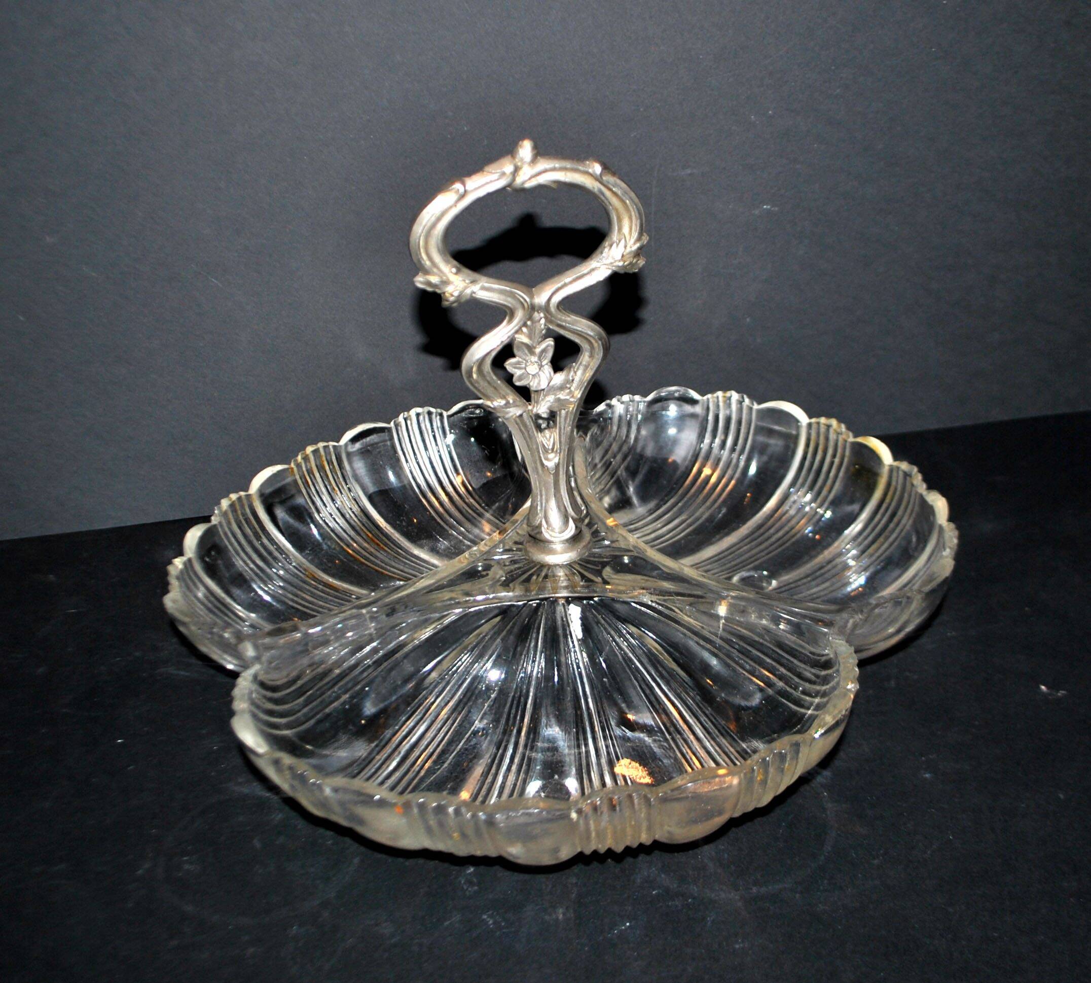 Art Nouveau polylobed bowl in molded glass, shell shape, 1900-1910