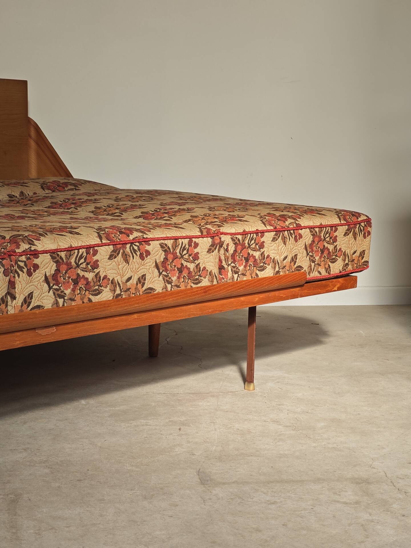 Folding sofa bed Canapé banquette Interier Praha 1960 floral pattern fabric