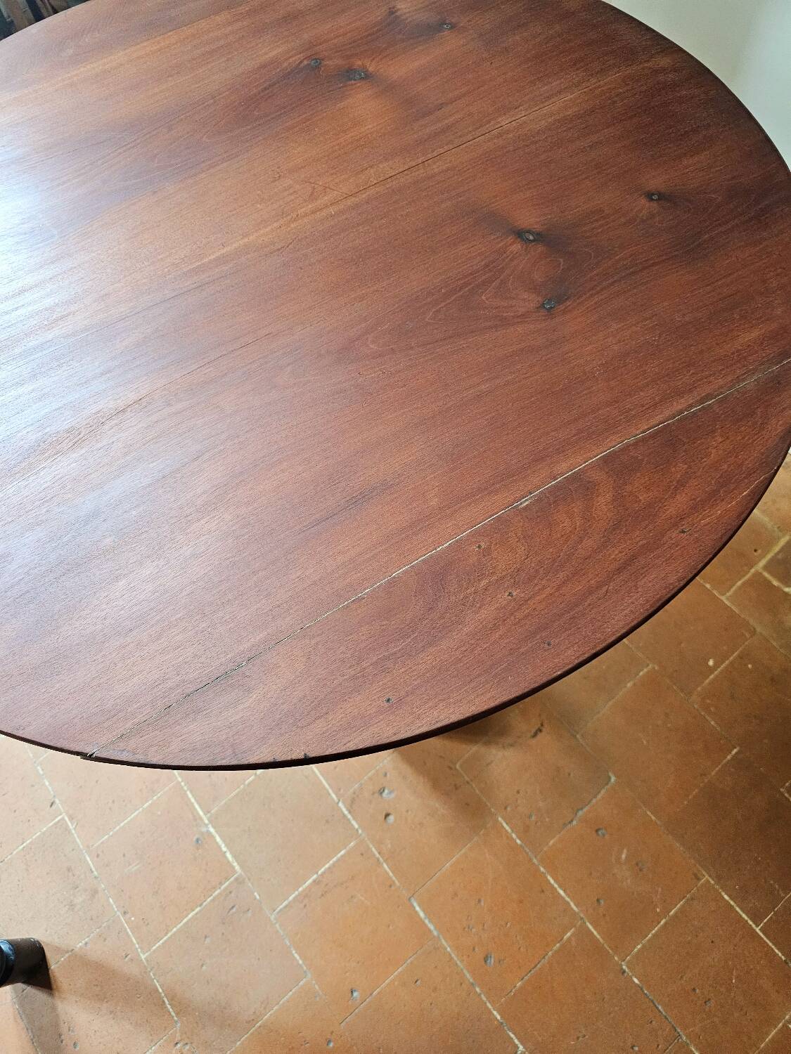 Round table with central tripod leg