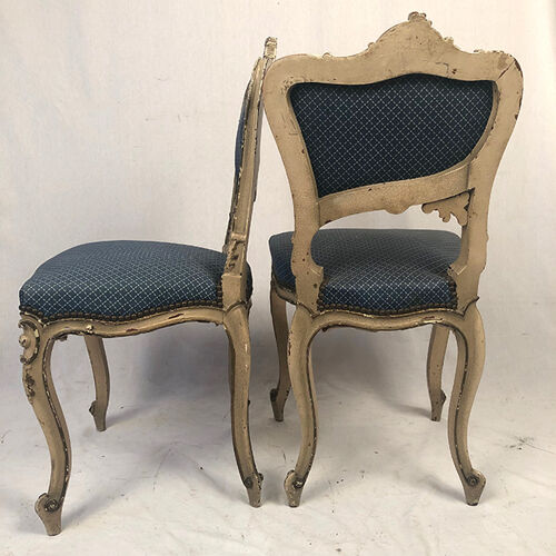 Paire de chaises en bois laqué crème effet craquelé, rechampi or, style rocaille