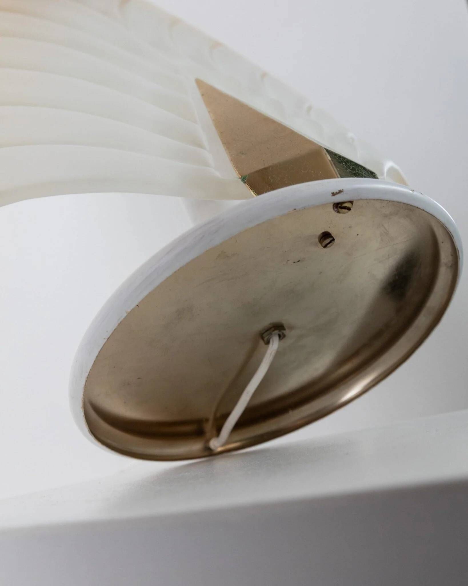 Large vintage Murano glass table lamp – leaf-shaped glass – white, gold metal base – Italy 1980s