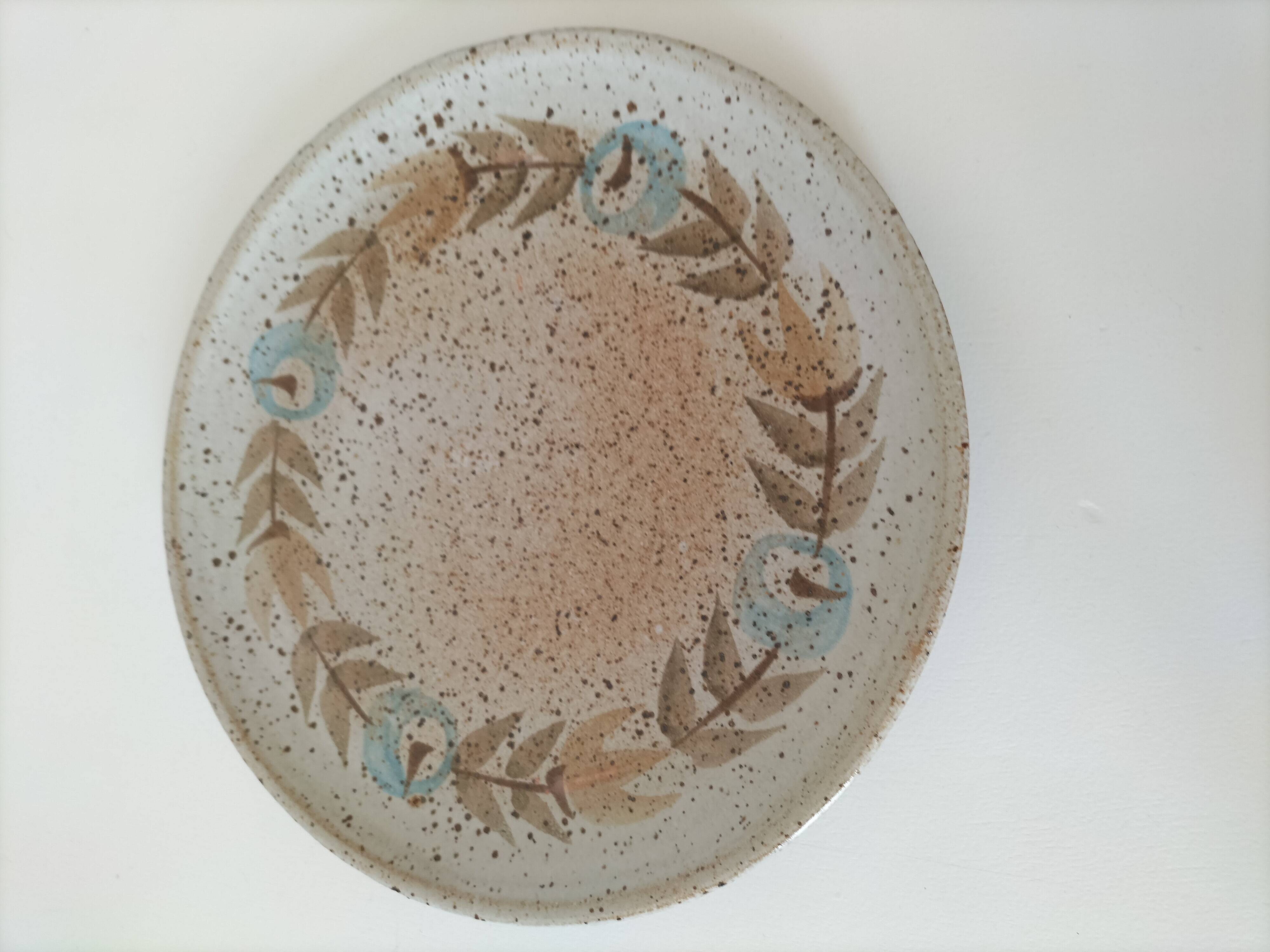 Speckled stoneware plate with floral decoration