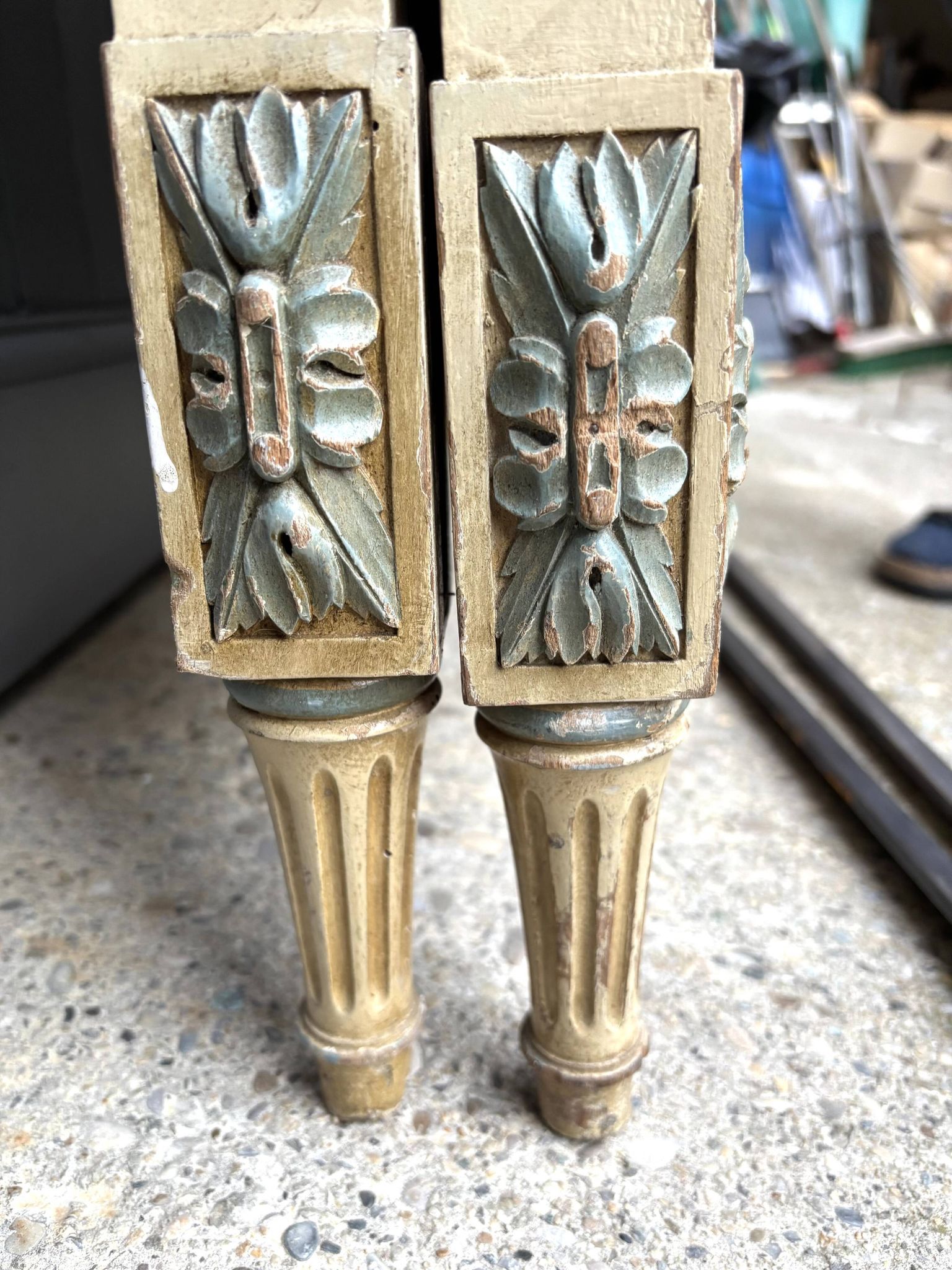 Lit en bois sculpté et peint