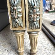 Lit en bois sculpté et peint