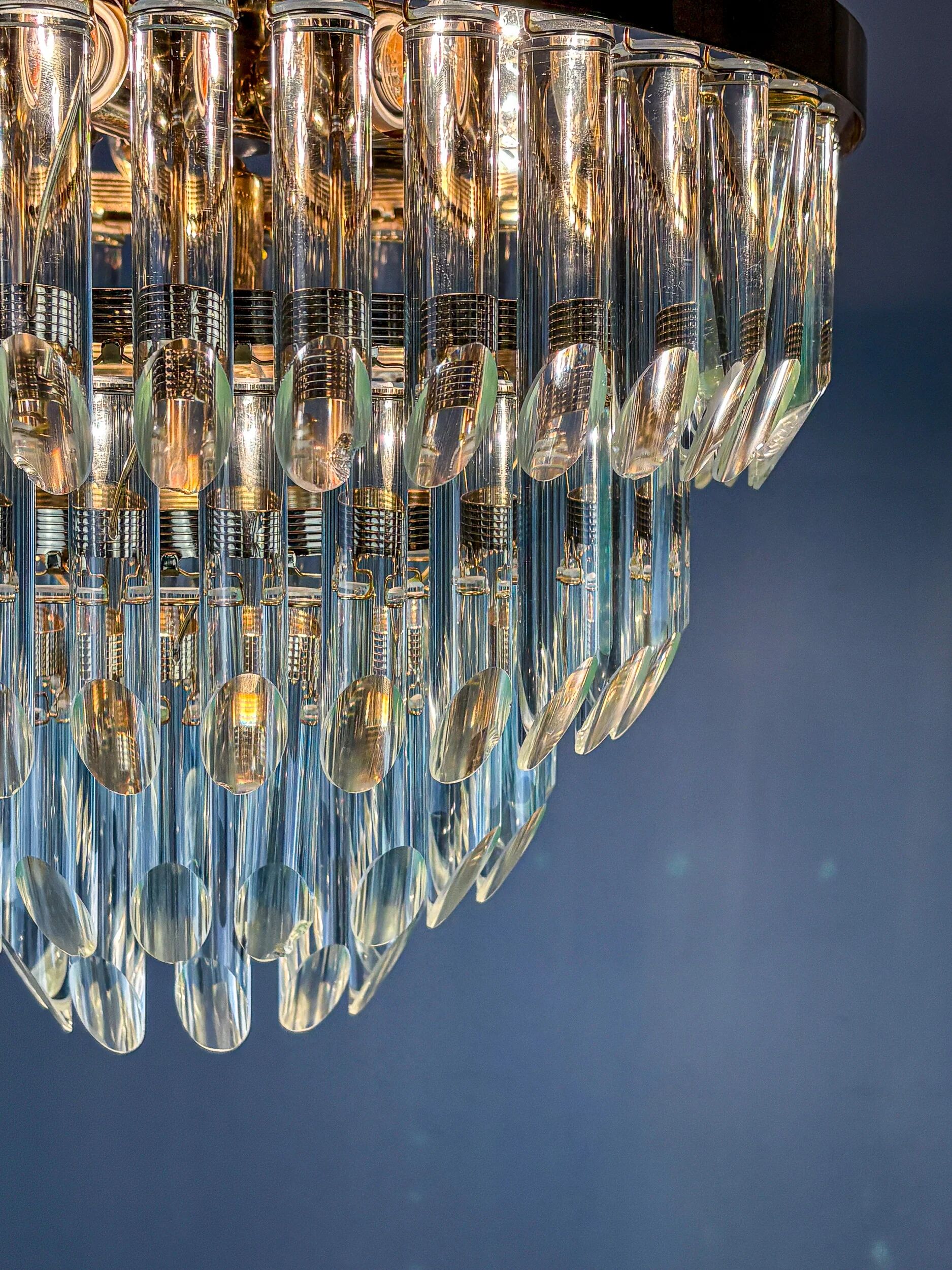 Lustre en verre taillé Murano à quatre niveaux par Venini, Italie, années 1970.