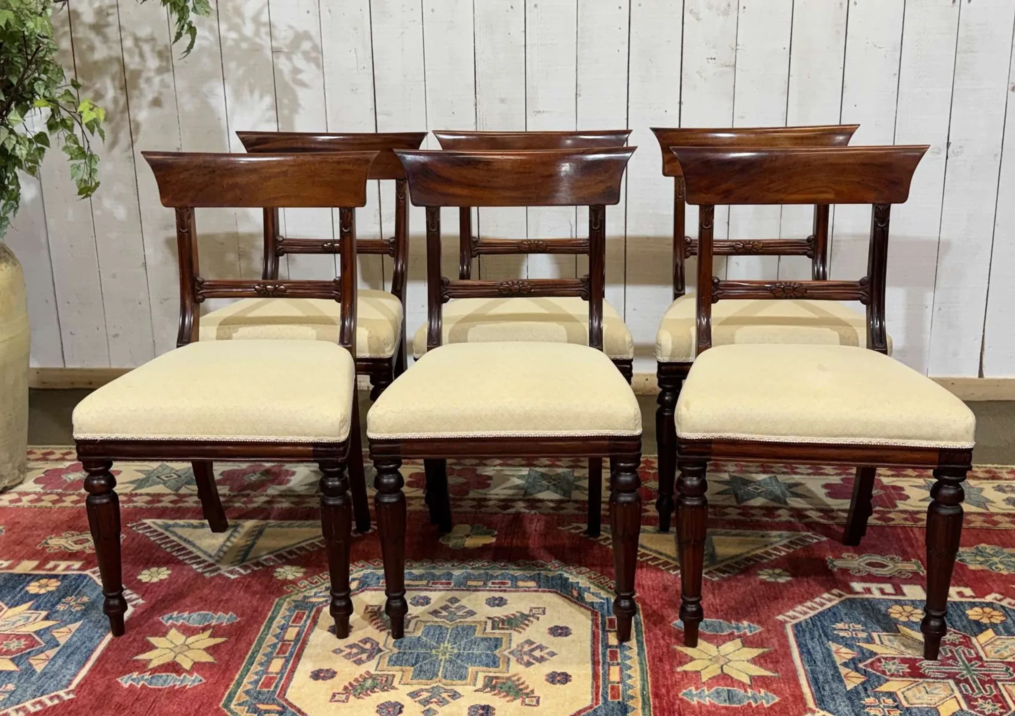 Set of 2 armchairs and 6 English mahogany chairs from the 1950s.