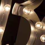 Enseigne lumineuse en lettrage aluminium formant le mot "bar"