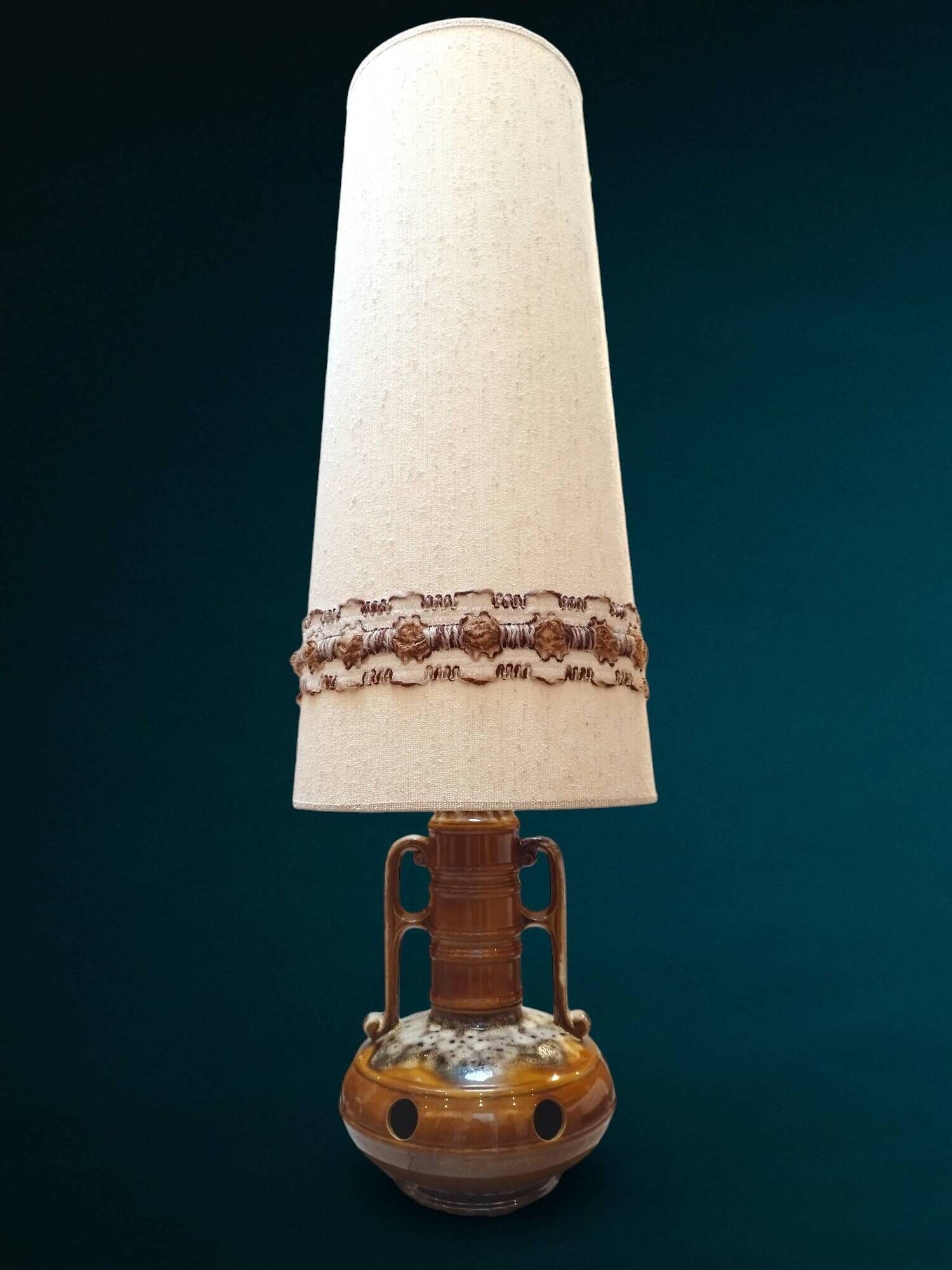 Vintage amphora solar lamp in ceramic with double lighting.