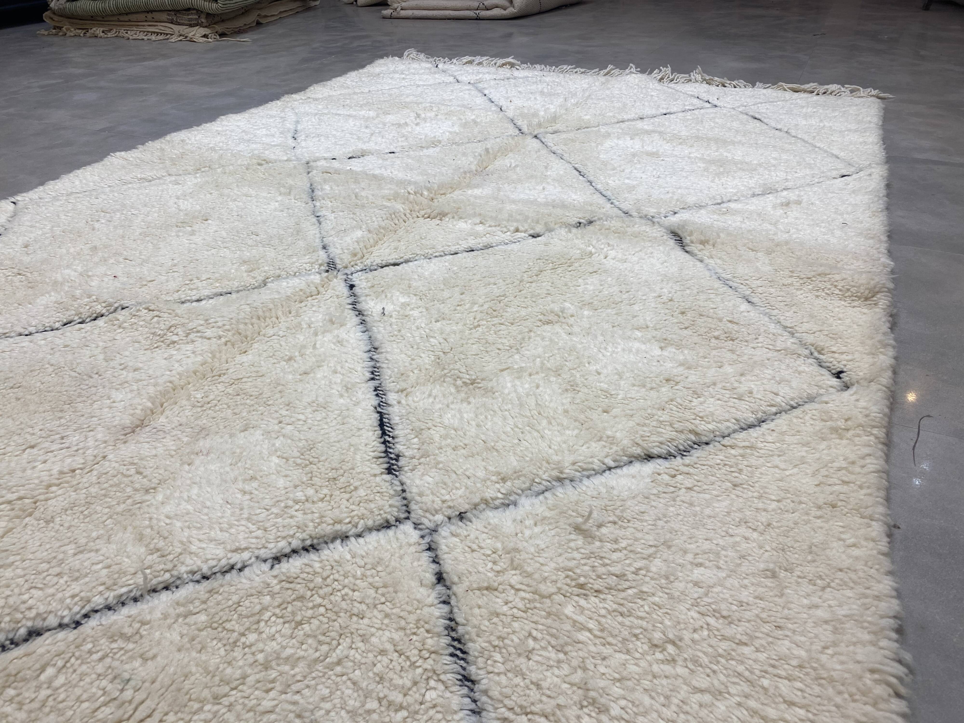 White/black relief laine laine carpet 163x255cm