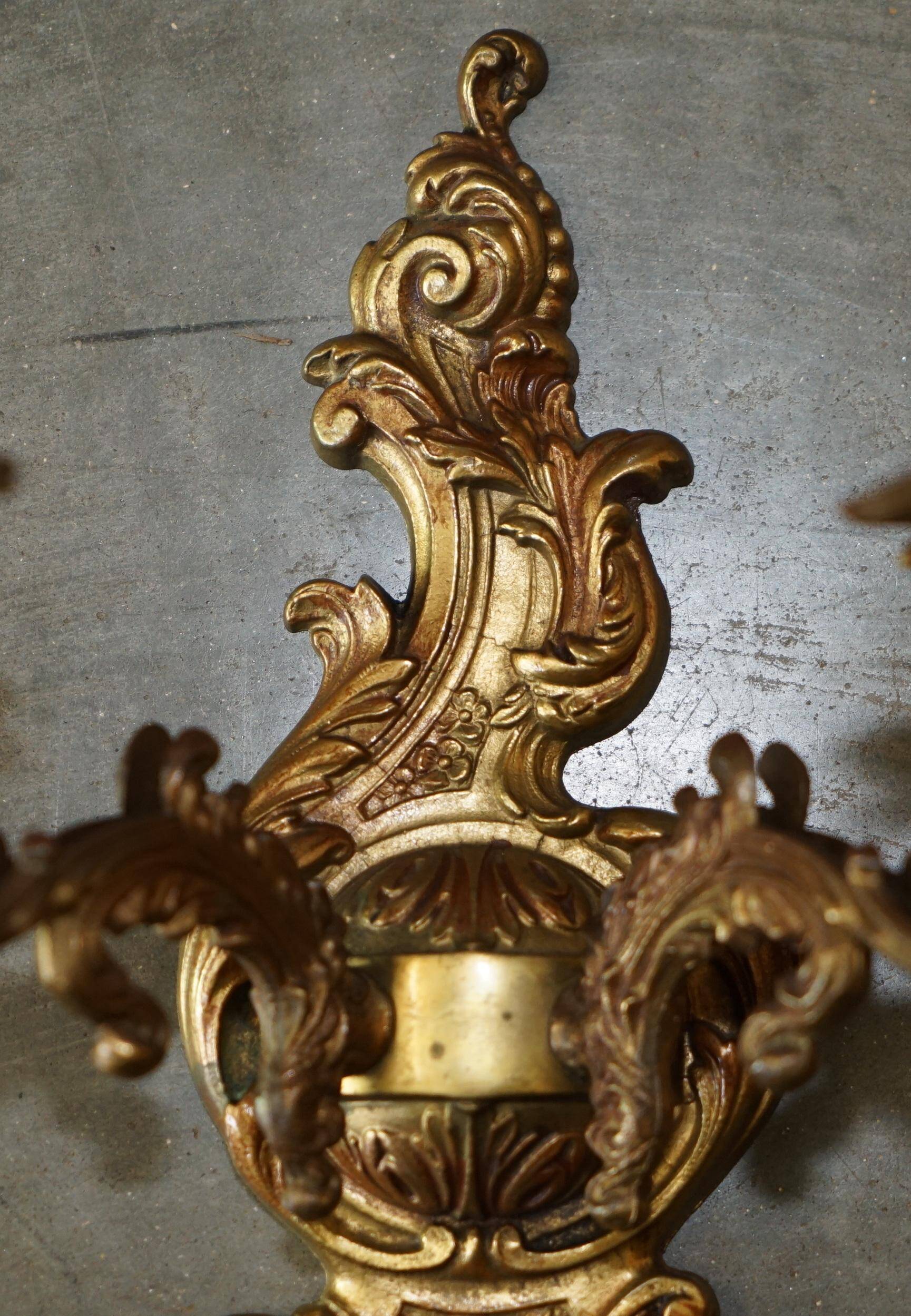 Paire d'appliques murales antiques bronzées à bougie années 1920