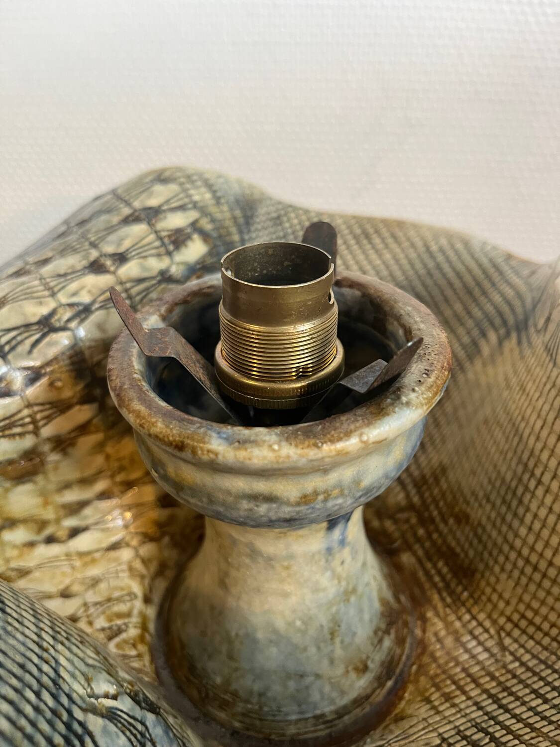 Ceramic lamp with opaline globe