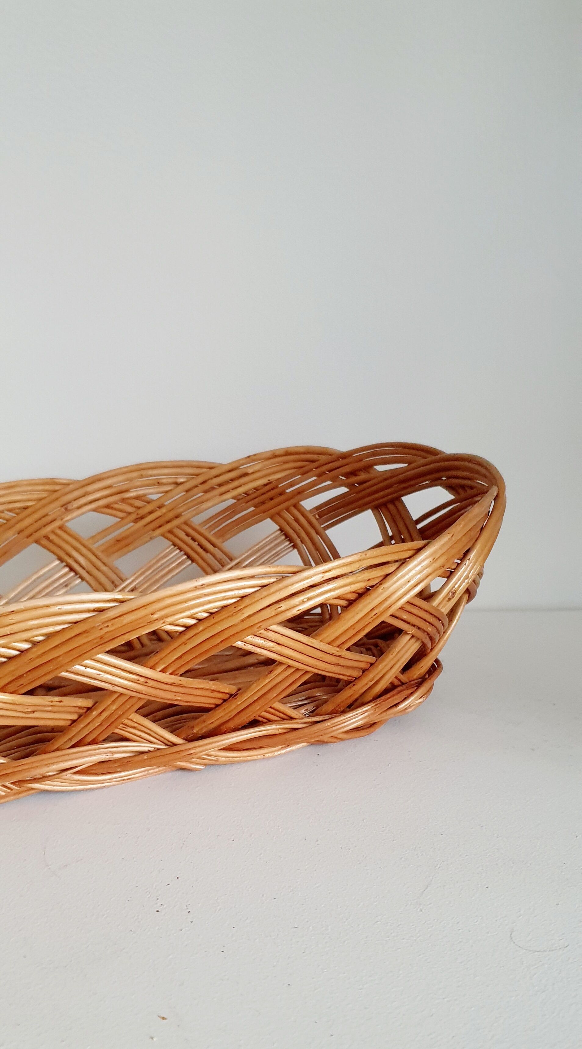 Bread basket and basket