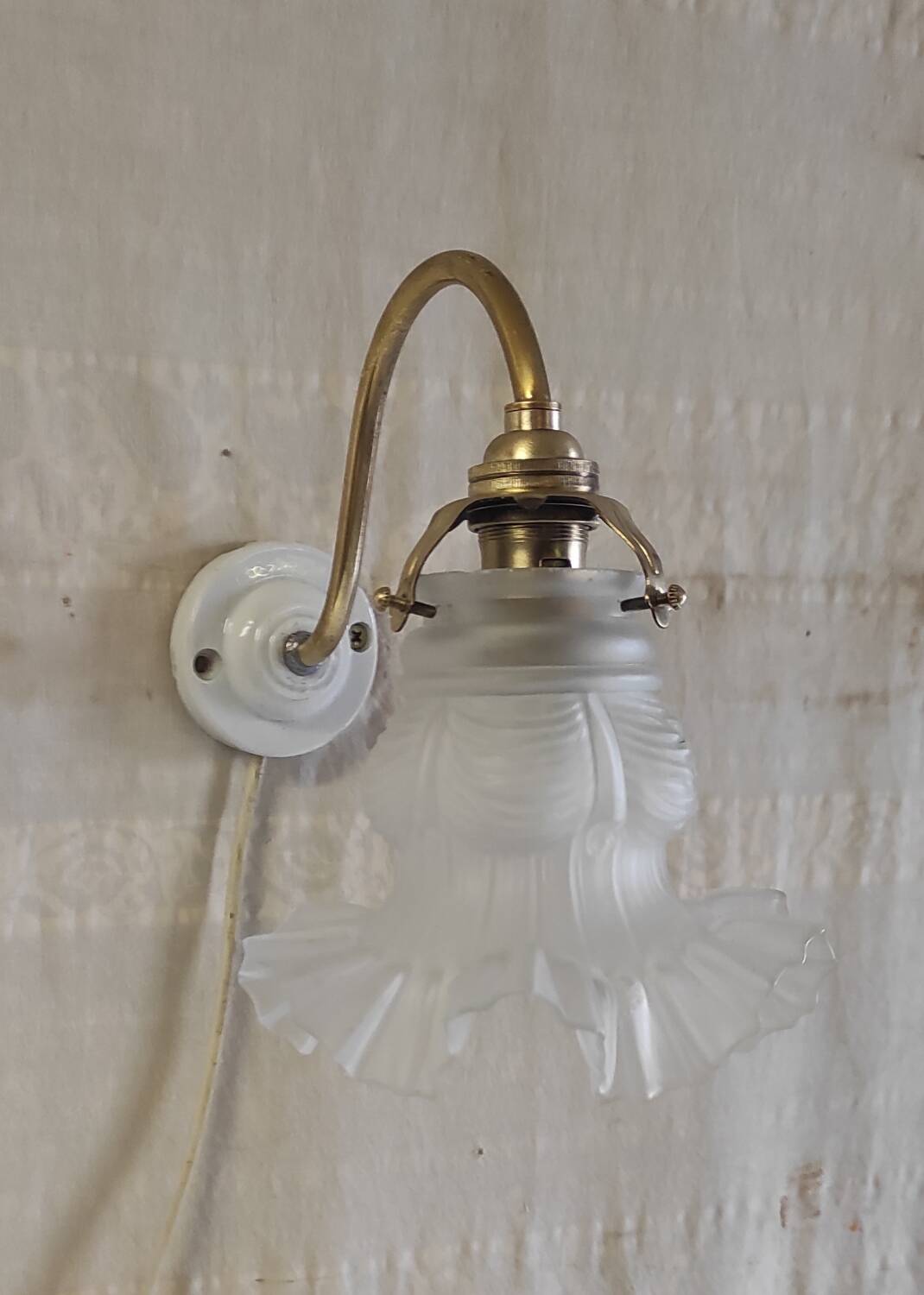 Swan neck wall light in brass, porcelain and glass paste - mid 20th century.