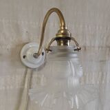 Swan neck wall light in brass, porcelain and glass paste - mid 20th century.