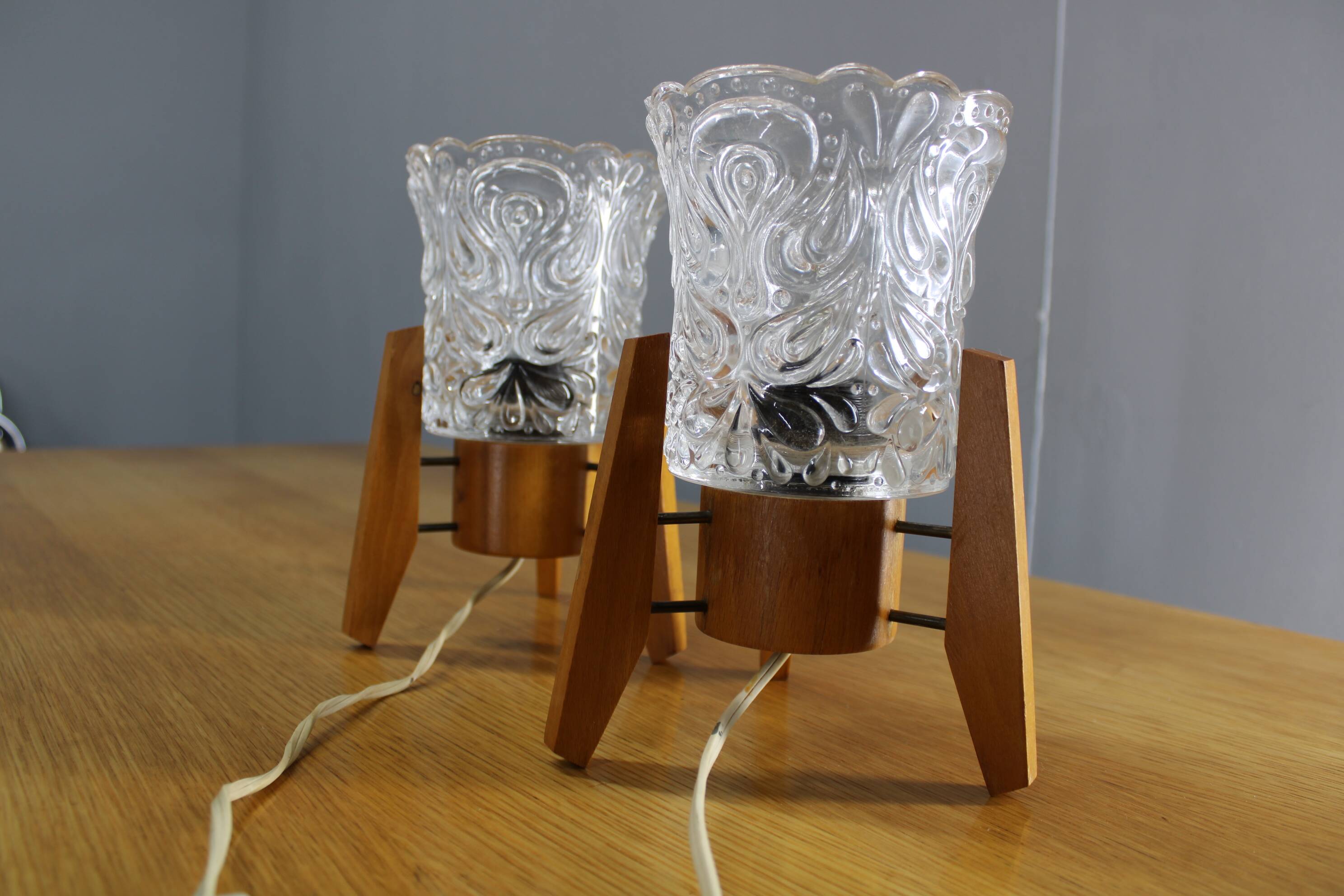 Paire de lampes de table en bois et verre jaune des années 1970 en style mid-century.