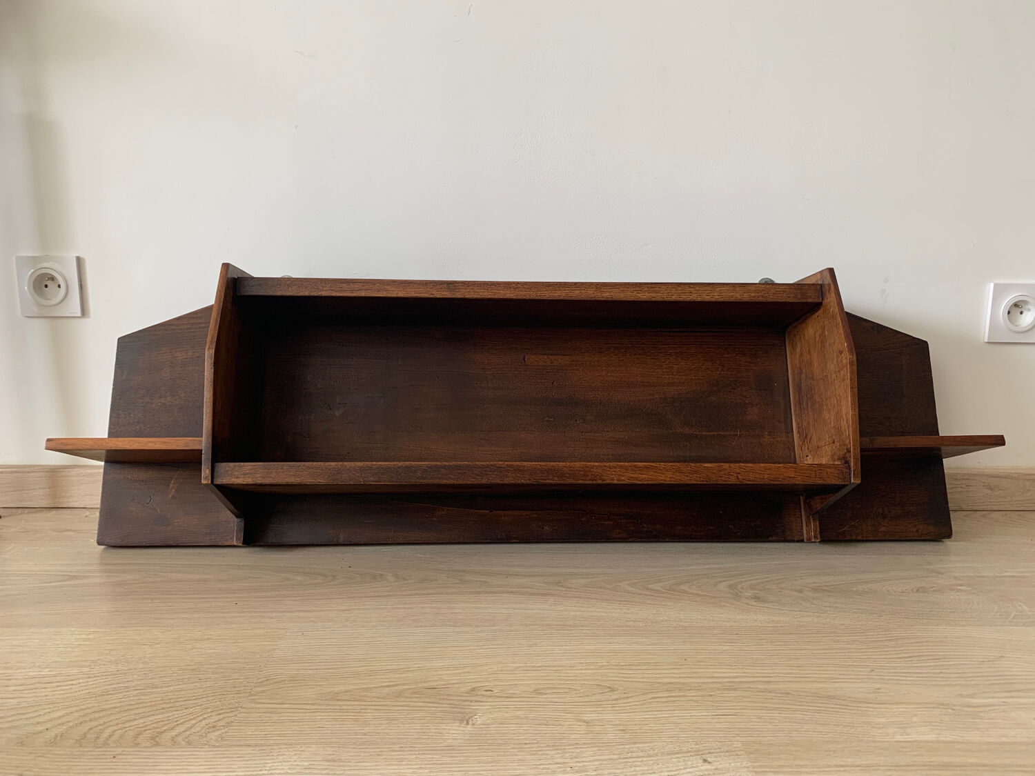 Wall shelf in wood