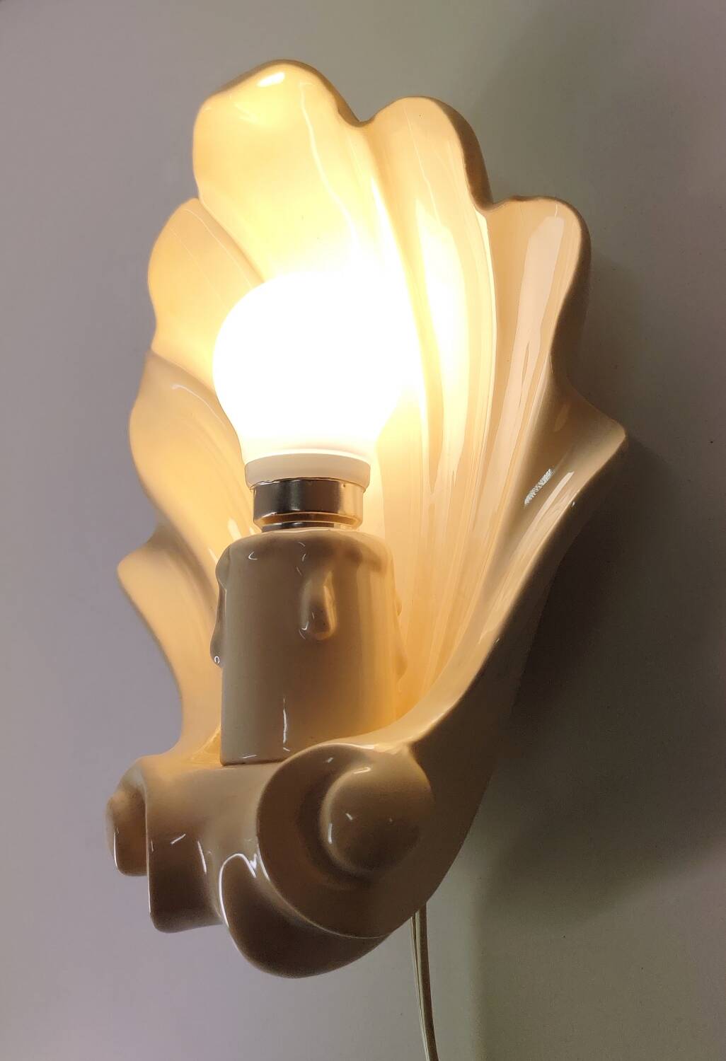 Beige ceramic shell lamp wall lamp from the 40s