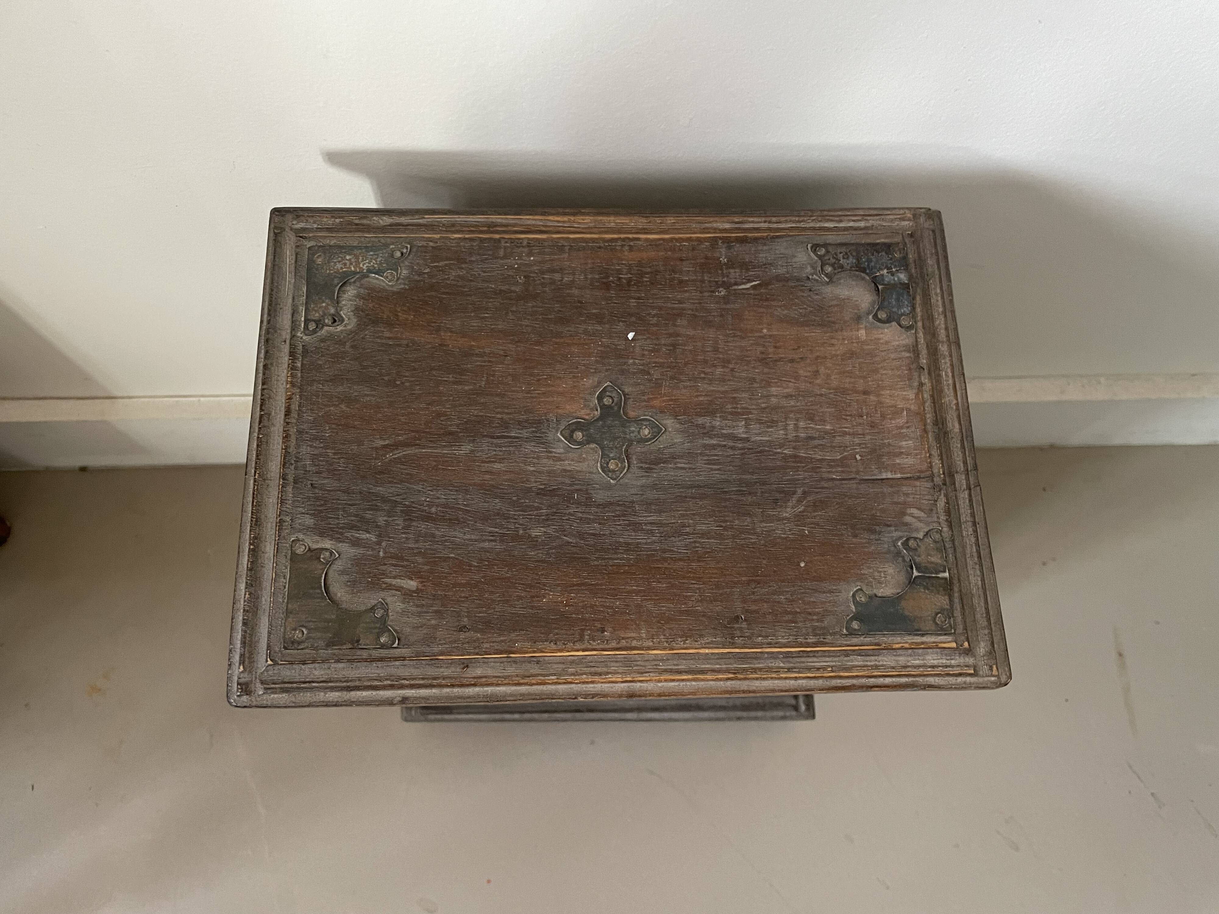 Small old drawer unit