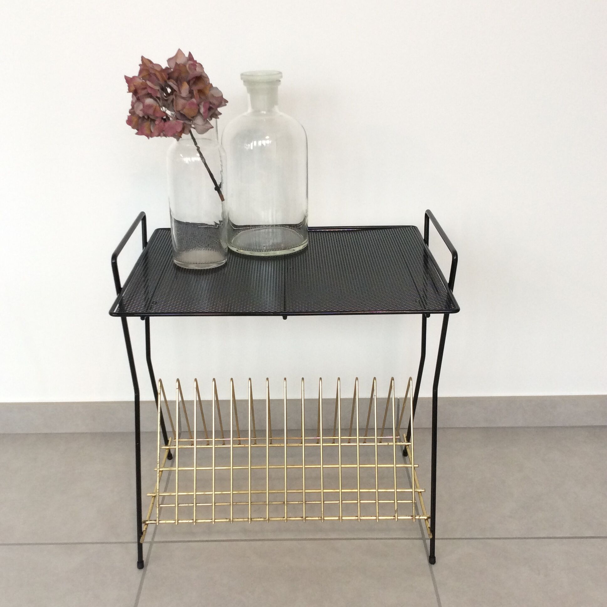 Table support vinyles en métal noir et or