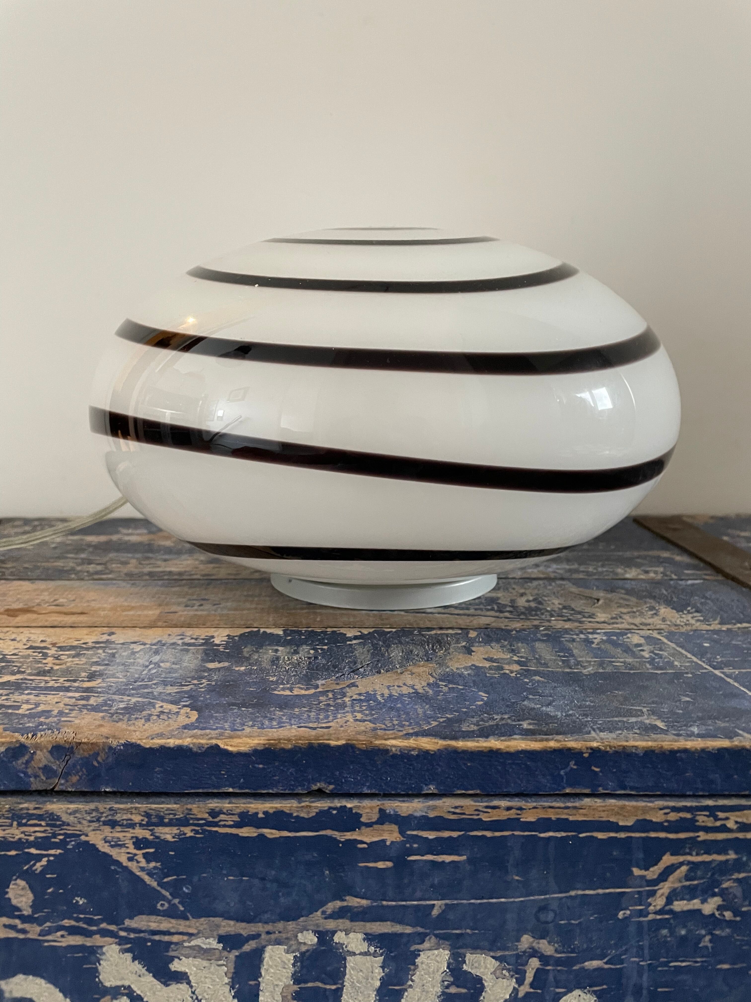 Spiral pattern ball lamp