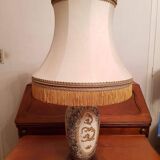 Lamp with base in the shape of a vase with Asian decorations of a golden dragon