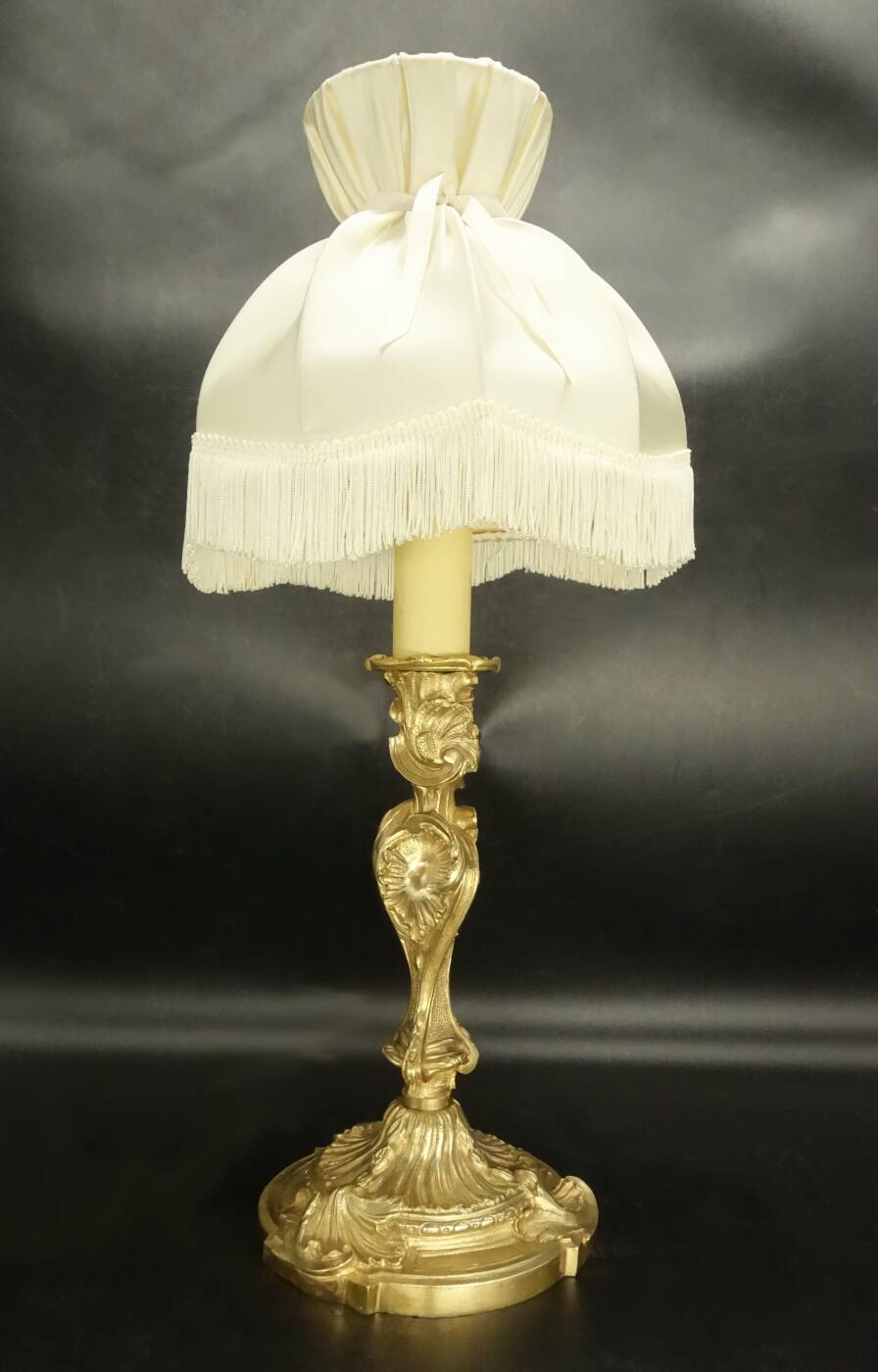 Large Rocaille / Rococo / Louis XV style candlestick lamp from the 19th century - bronze