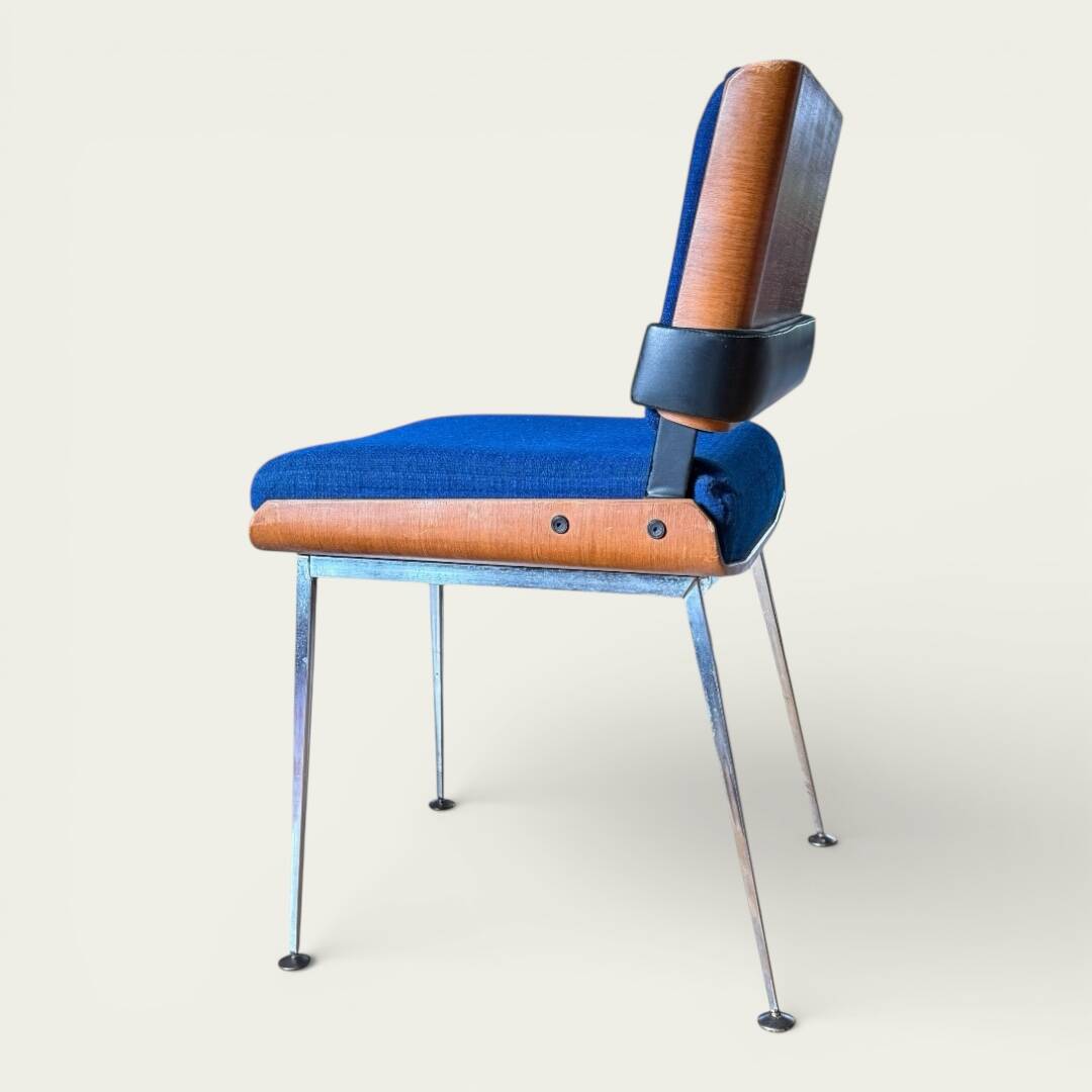 Pair of Marcom chairs in electric blue fabric, teak and chrome metal, 1970.