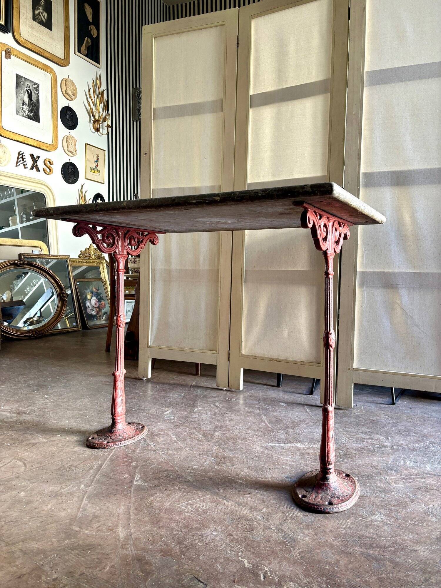 Grey marble and burgundy cast iron bistro table ☐ 85 x 57 cm