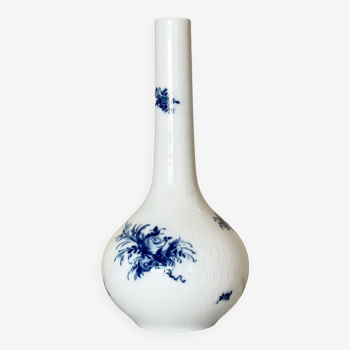 Vase en porcelaine mi-siècle blanc et bleu, décor de fleurs par Bjorn Wiinblad,
