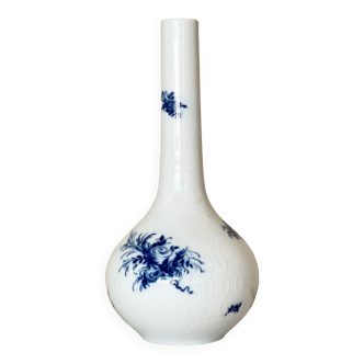 Vase en porcelaine mi-siècle blanc et bleu, décor de fleurs par Bjorn Wiinblad,