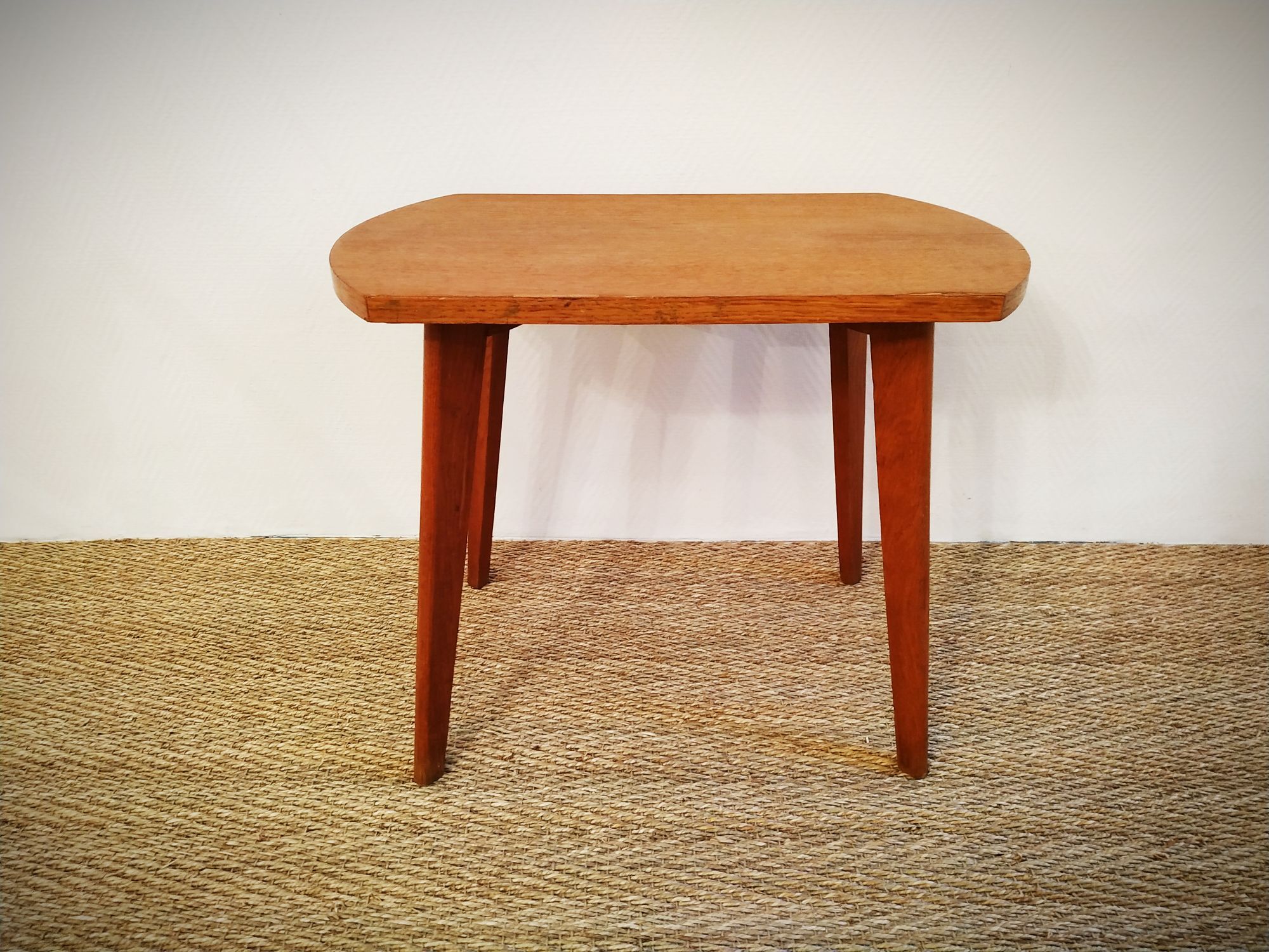 Coffee table spindle legs