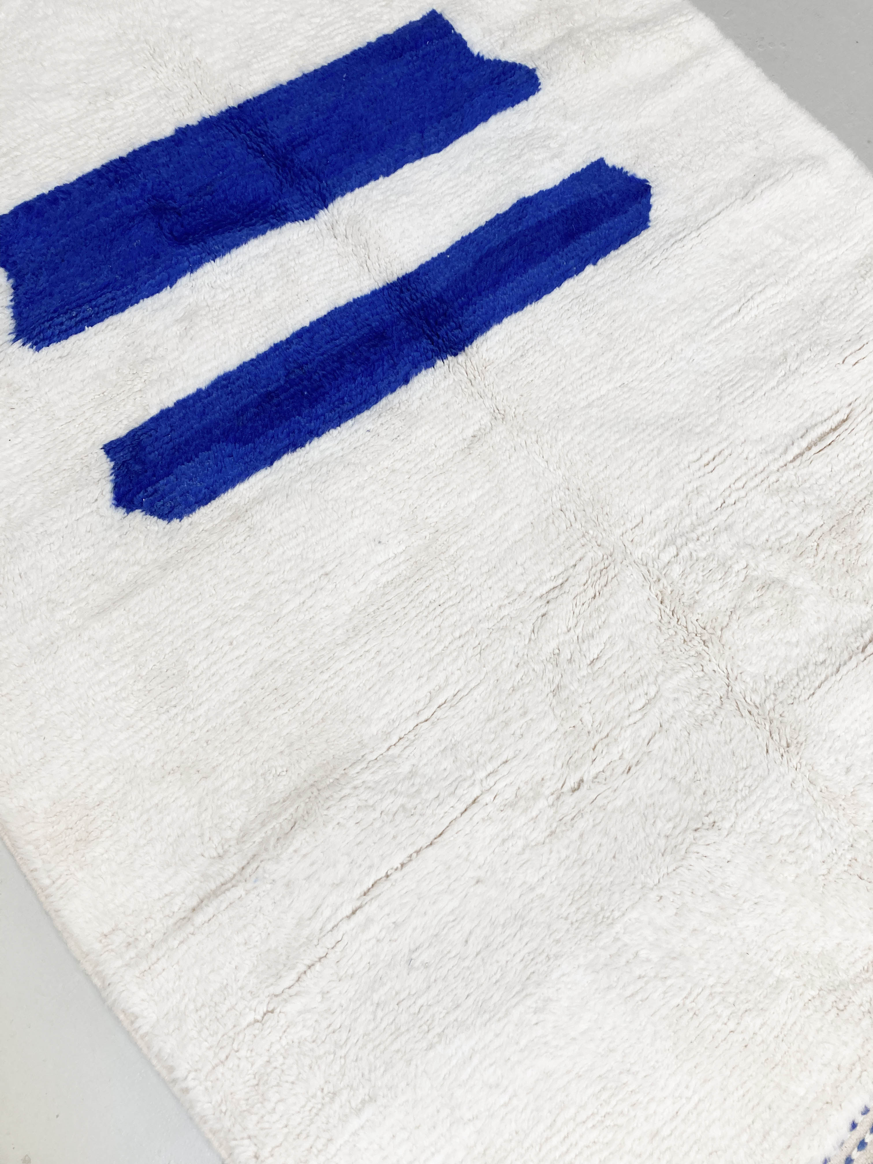 Moroccan Berber carpet beni ouarain ecru with majorelle blue patterns 235x180cm