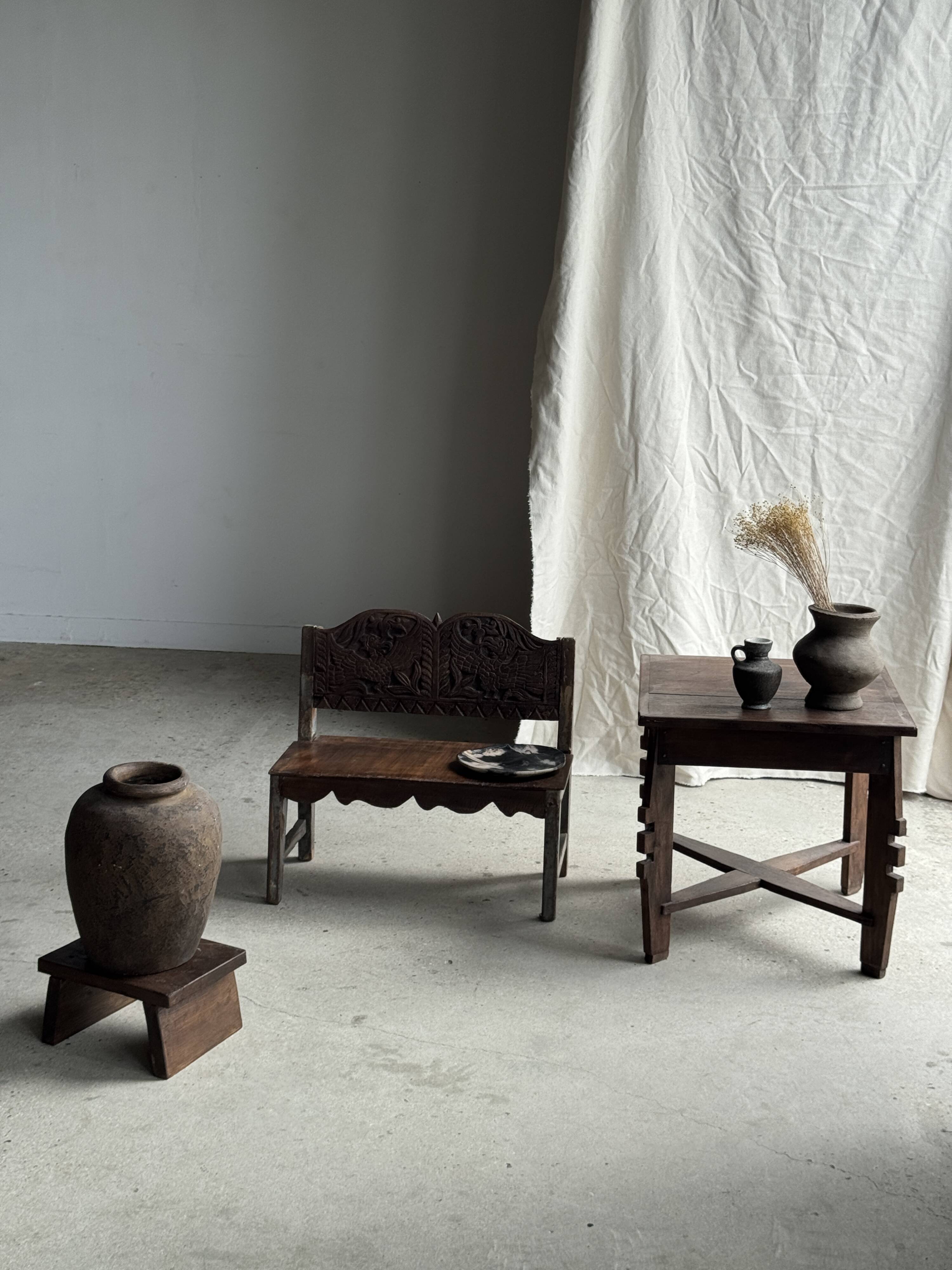 Mini banc à dossier sculpté à motif d'oiseaux stylisés H58 L61