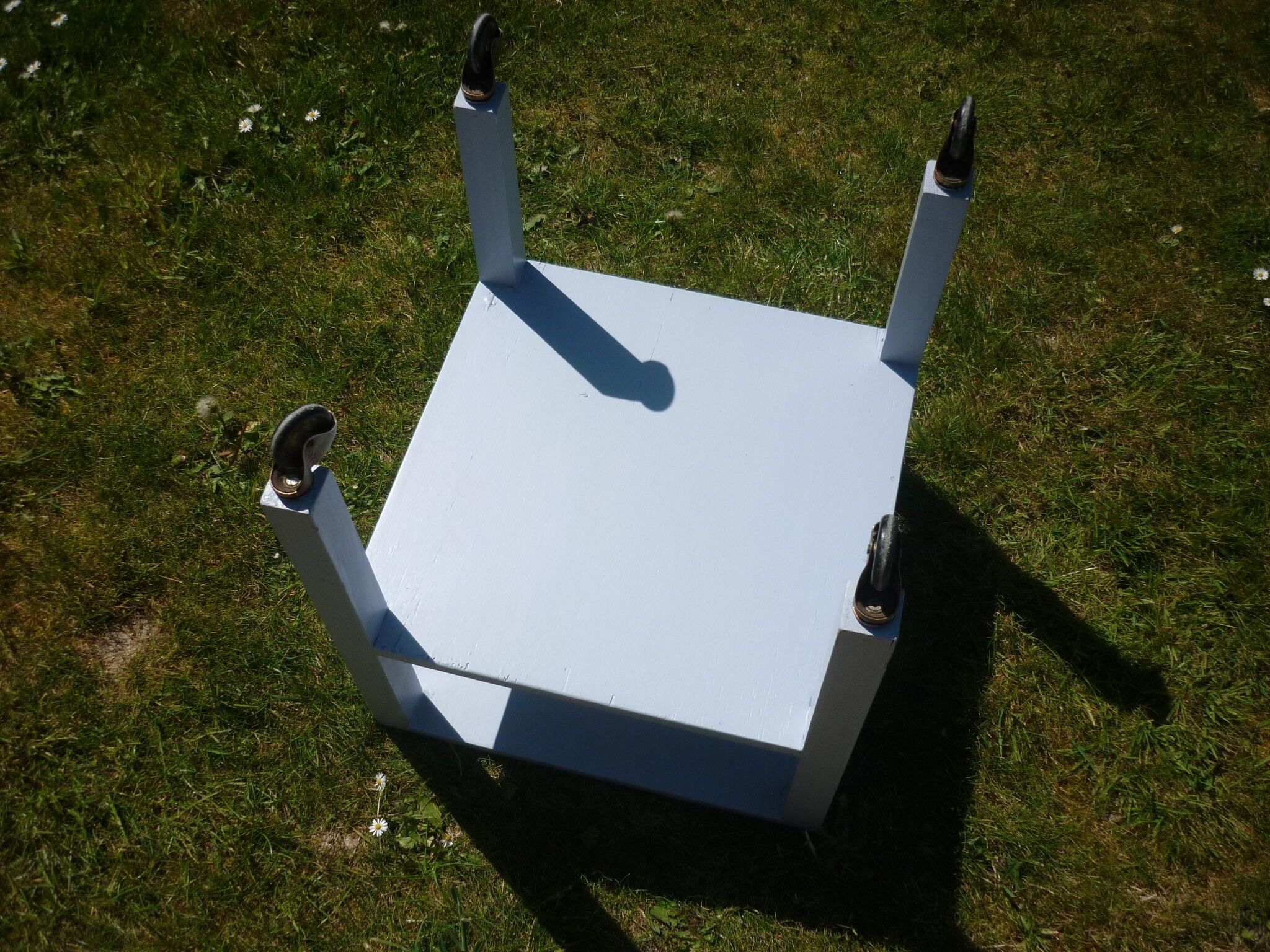 Square wooden table on wheels, 2 trays