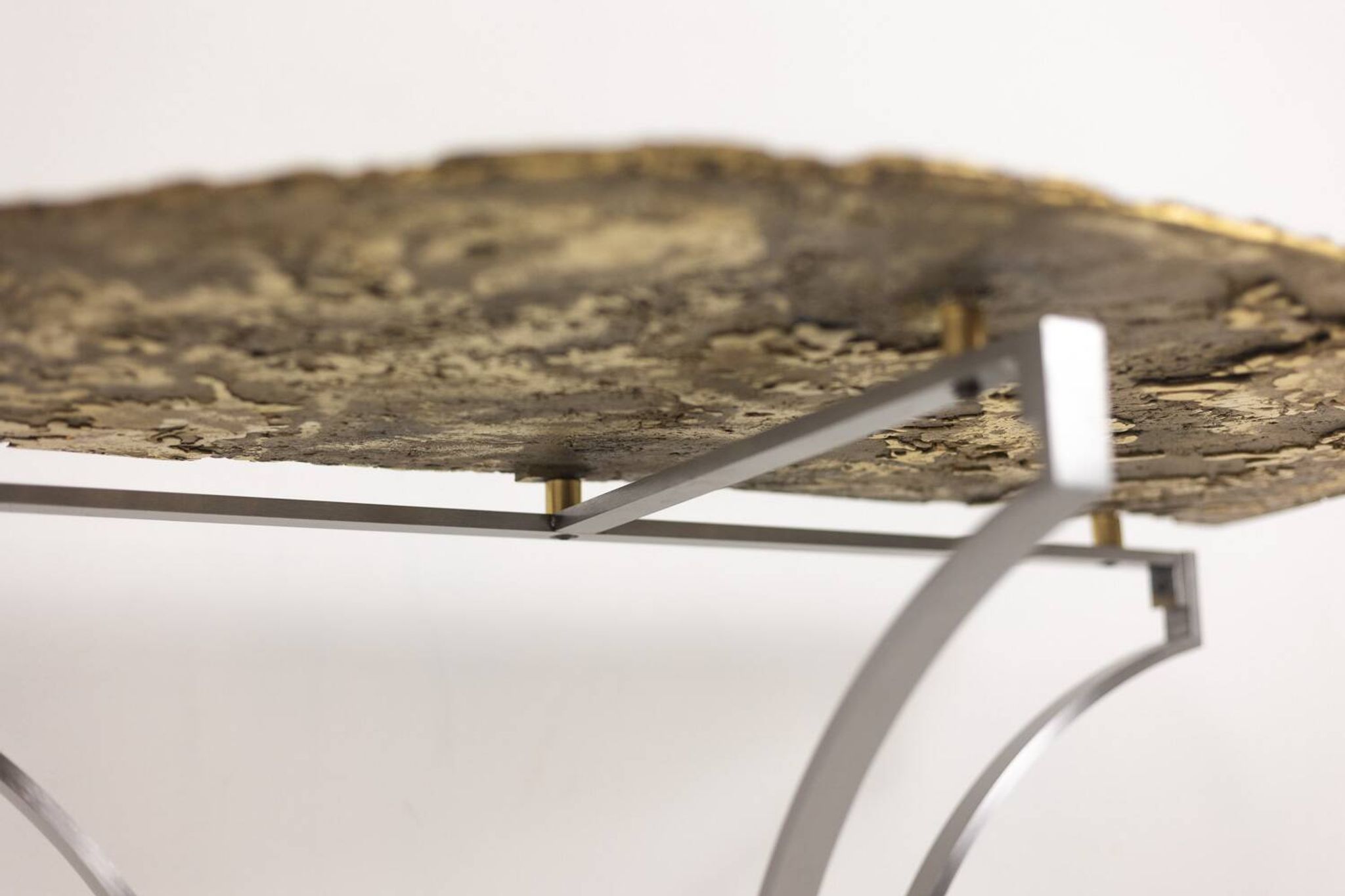 Paire de consoles contemporaines en métal et fonte de bronze