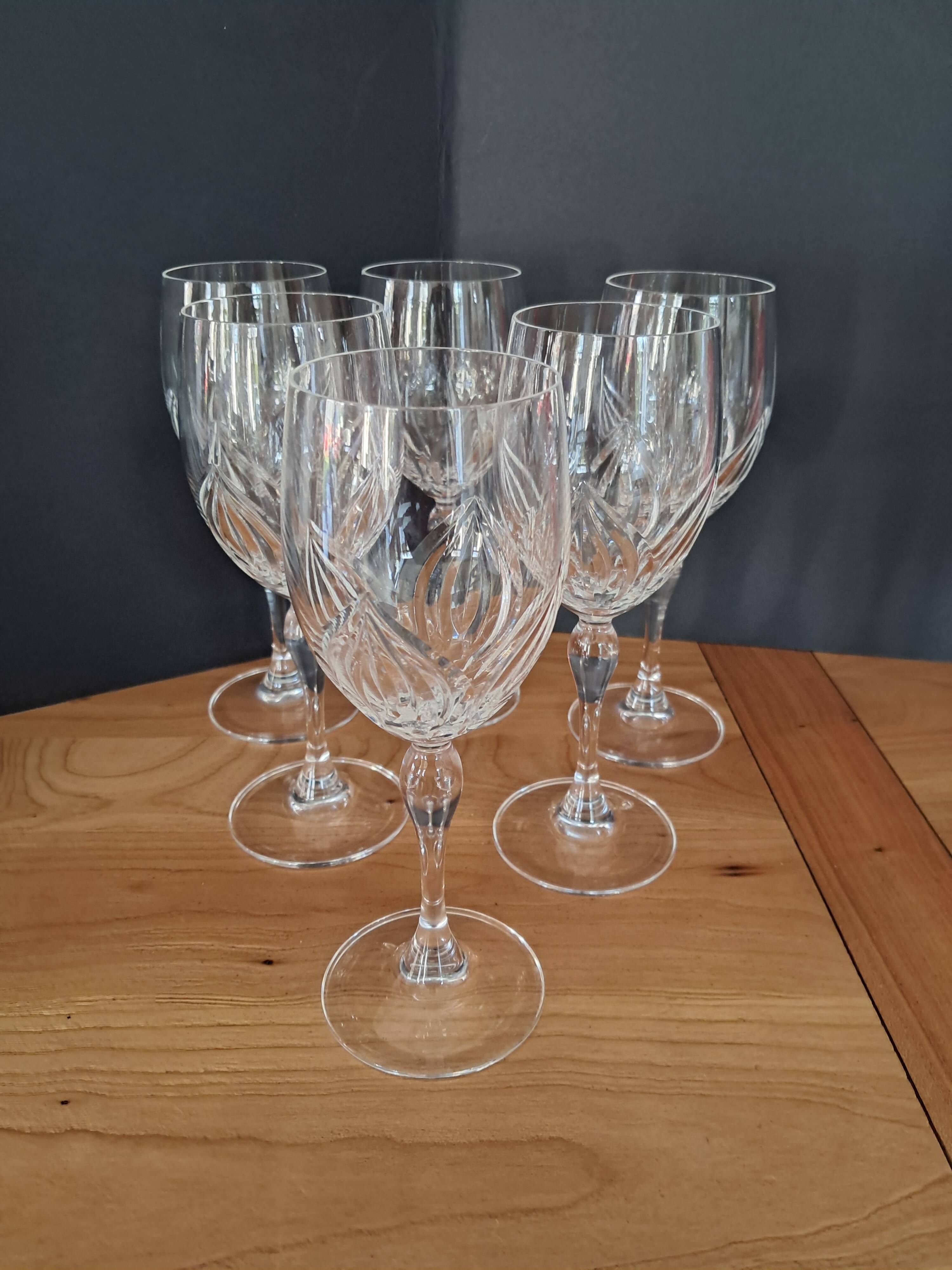Crystal wine glasses with petal decoration