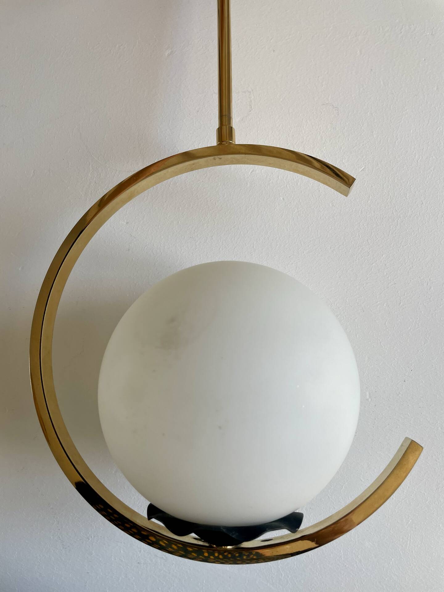 Suspension mid-century laiton et verre opalin