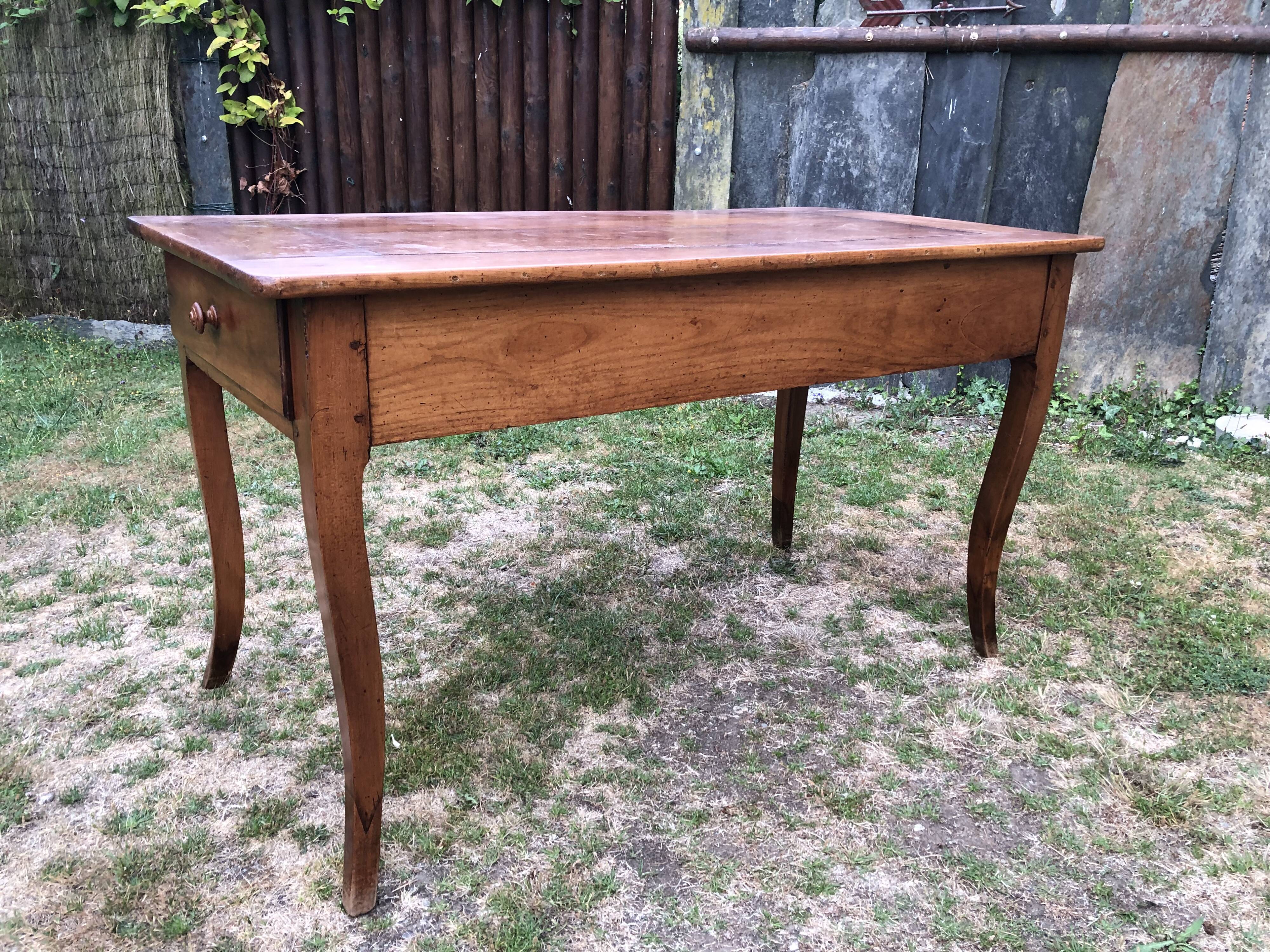 Table de ferme ancienne de style Louis XV à piétement dit pied biche en cerisier massif à 2 tiroirs