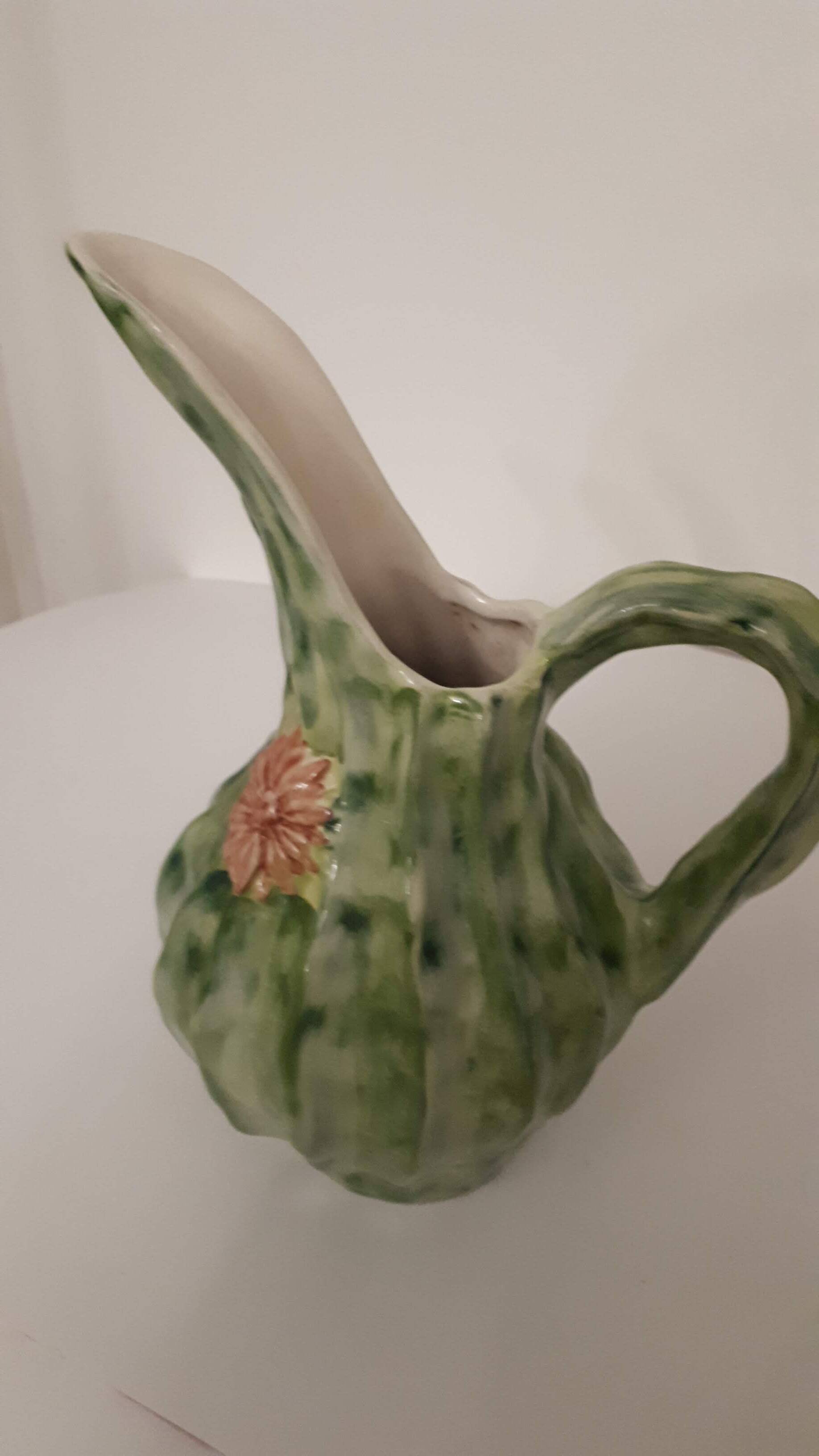 Pichet ou carafe en barbotine
